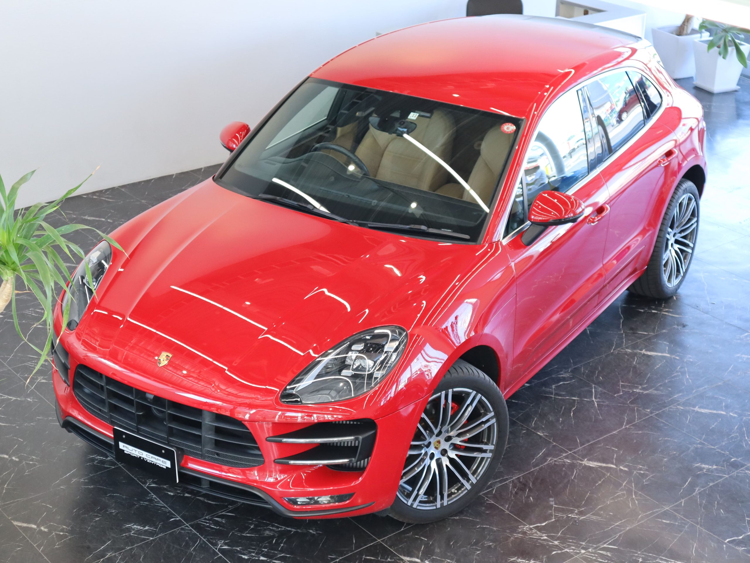 ポルシェマカンターボ<br>スポーツクロノパッケージ<br>ツートンレザーインテリア<br>BOSEサラウンドサウンドシステム<br>エントリー＆ドライブシステム