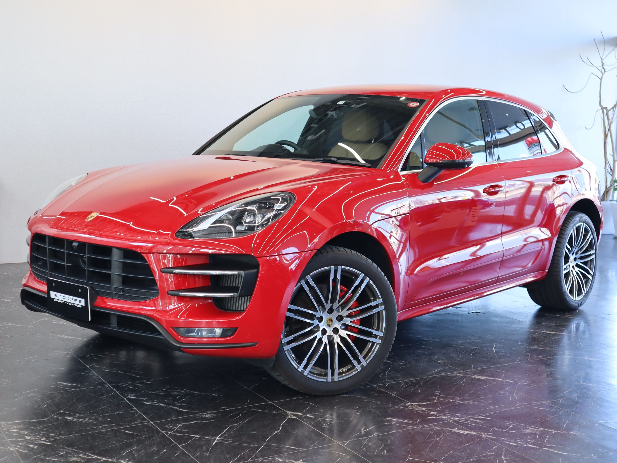 ポルシェマカンターボ<br>スポーツクロノパッケージ<br>ツートンレザーインテリア<br>BOSEサラウンドサウンドシステム<br>エントリー＆ドライブシステム