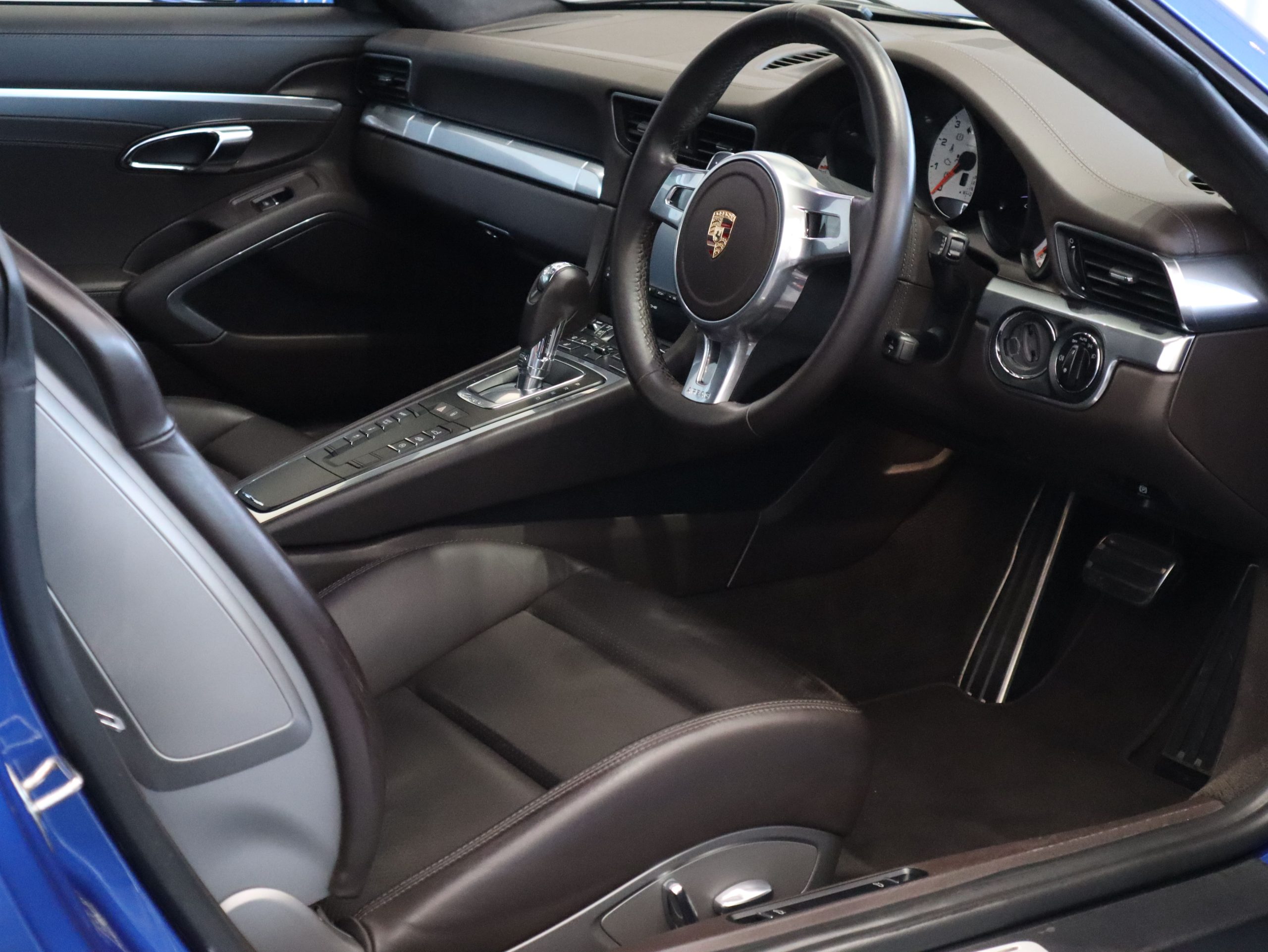 ポルシェ911カレラS（Type991.1）PDK<br>エスプレッソレザーインテリア<br>スポーツクロノパッケージ<br>スポーツエグゾーストシステム<br>PASMスポーツシャシー