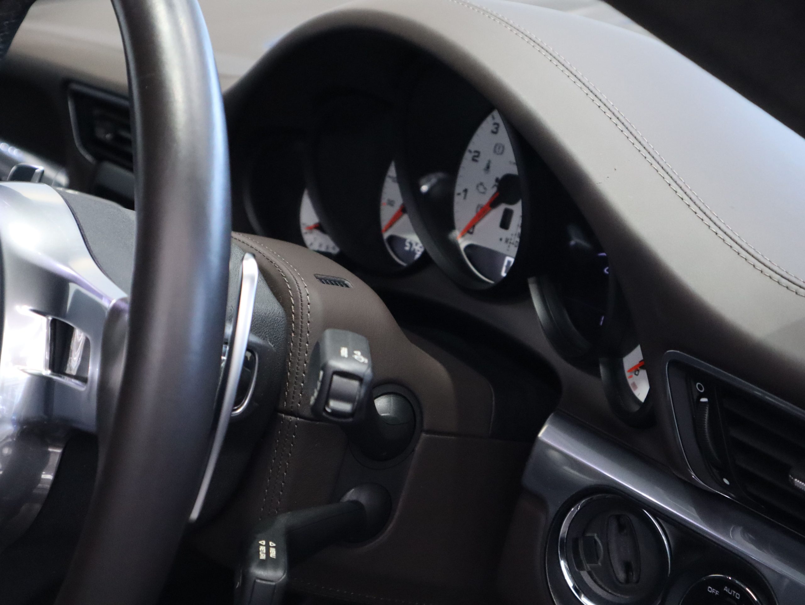 ポルシェ911カレラS（Type991.1）PDK<br>エスプレッソレザーインテリア<br>スポーツクロノパッケージ<br>スポーツエグゾーストシステム<br>PASMスポーツシャシー