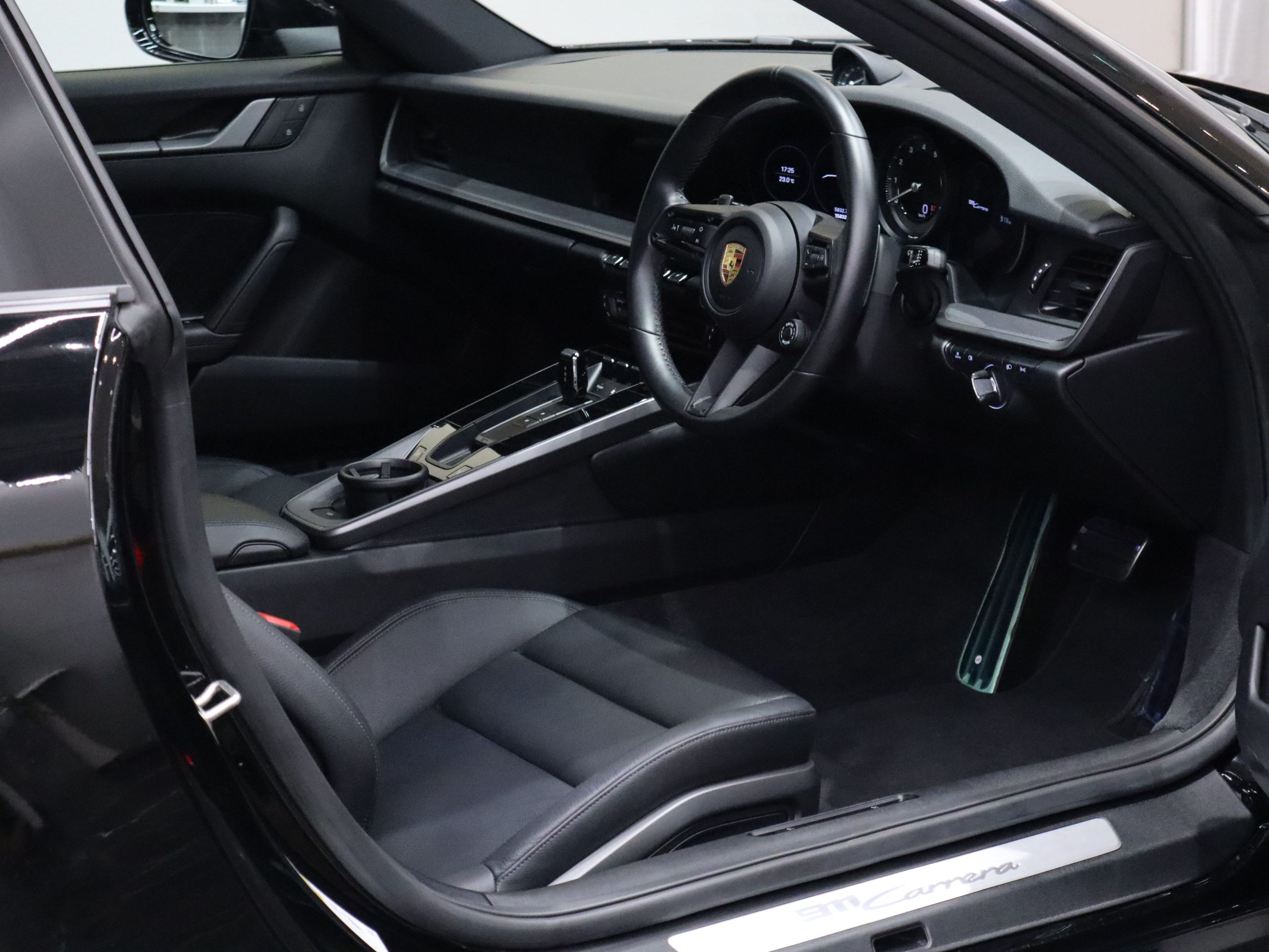ポルシェ911カレラ（Type992）PDK<br>フロントアクスルリフトシステム<br>スポーツクロノパッケージ<br>スポーツエグゾーストシステム<br>PDLS Plus含むLEDヘッドライト<br>ティンテッドテールランプ