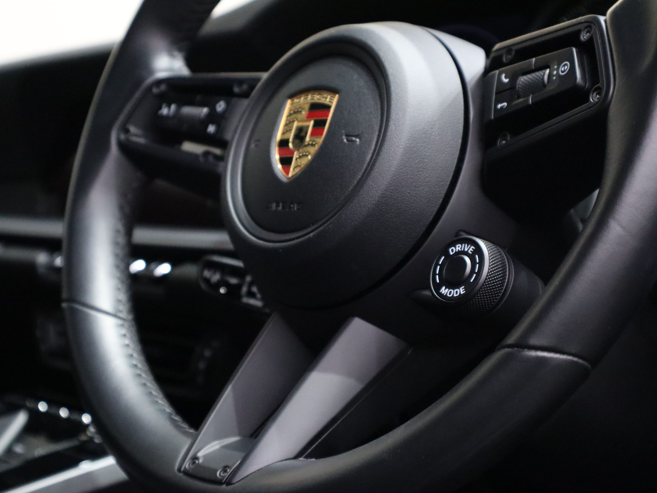 ポルシェ911カレラ（Type992）PDK<br>フロントアクスルリフトシステム<br>スポーツクロノパッケージ<br>スポーツエグゾーストシステム<br>PDLS Plus含むLEDヘッドライト<br>ティンテッドテールランプ