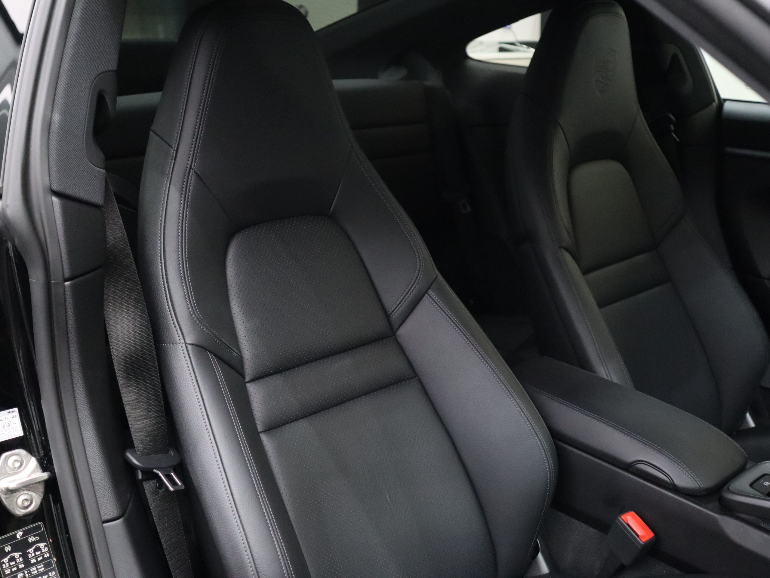 ポルシェ911カレラ（Type992）PDK<br>フロントアクスルリフトシステム<br>スポーツクロノパッケージ<br>スポーツエグゾーストシステム<br>PDLS Plus含むLEDヘッドライト<br>ティンテッドテールランプ