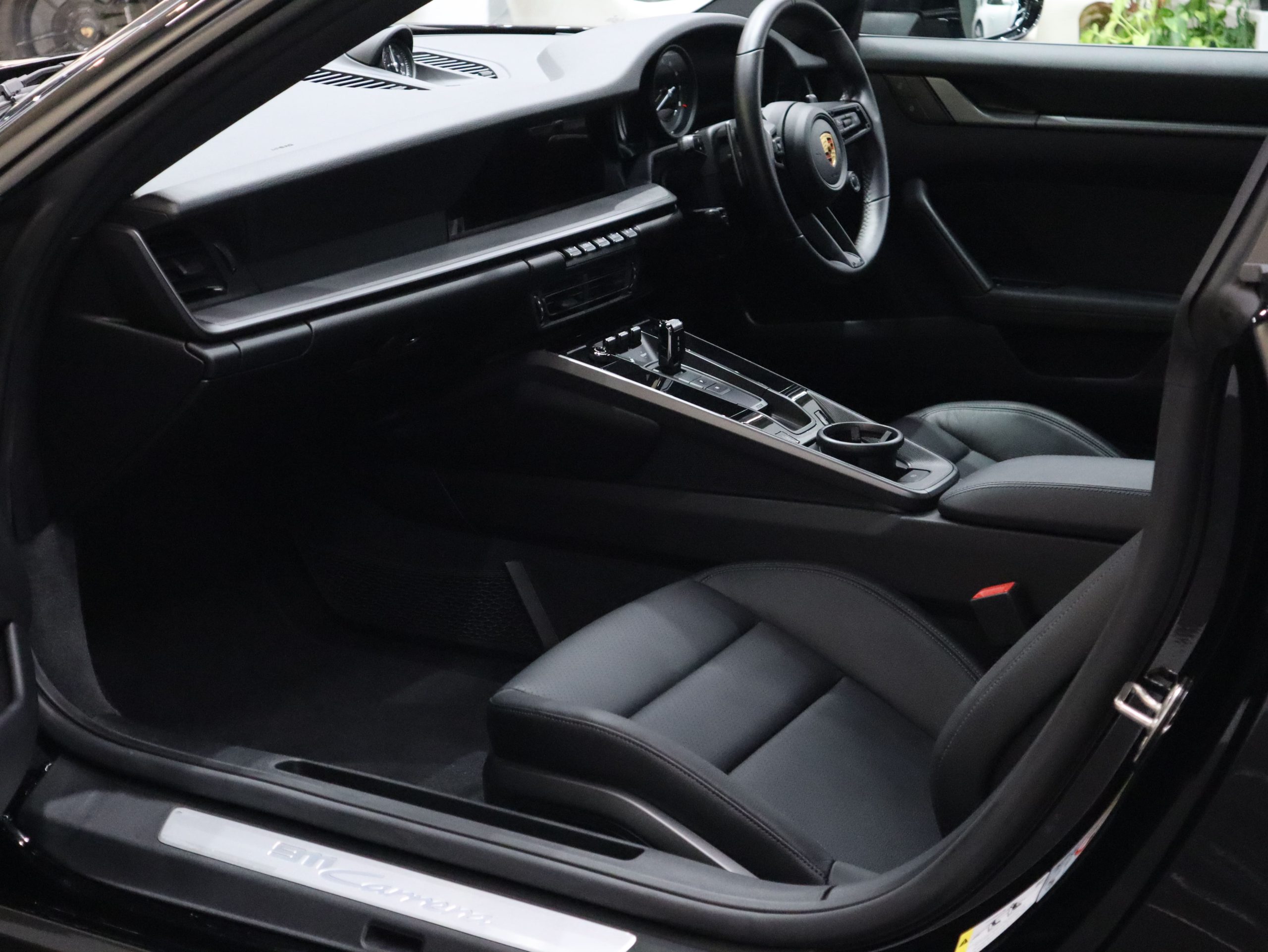 ポルシェ911カレラ（Type992）PDK<br>フロントアクスルリフトシステム<br>スポーツクロノパッケージ<br>スポーツエグゾーストシステム<br>PDLS Plus含むLEDヘッドライト<br>ティンテッドテールランプ