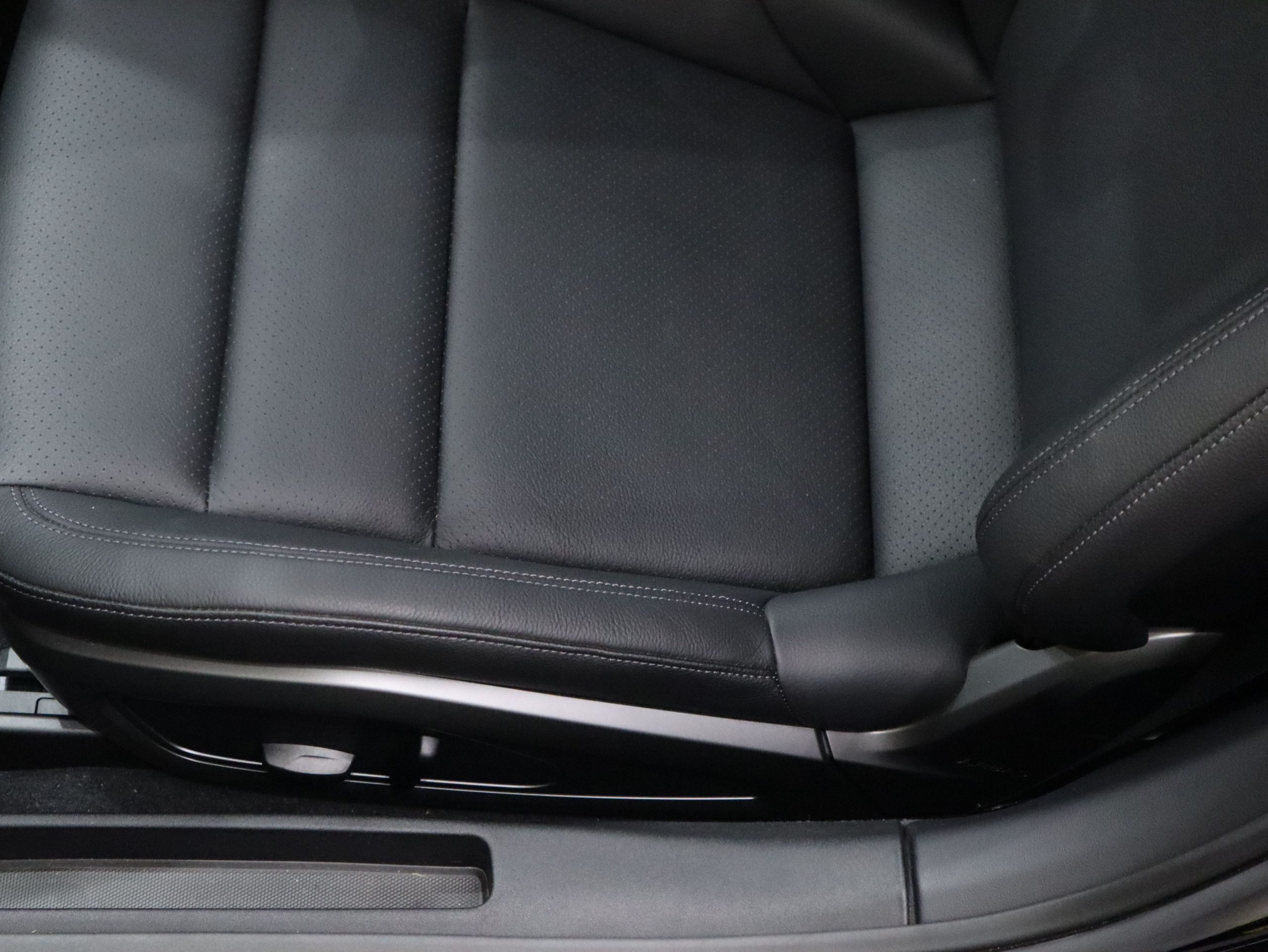 ポルシェ911カレラ（Type992）PDK<br>フロントアクスルリフトシステム<br>スポーツクロノパッケージ<br>スポーツエグゾーストシステム<br>PDLS Plus含むLEDヘッドライト<br>ティンテッドテールランプ