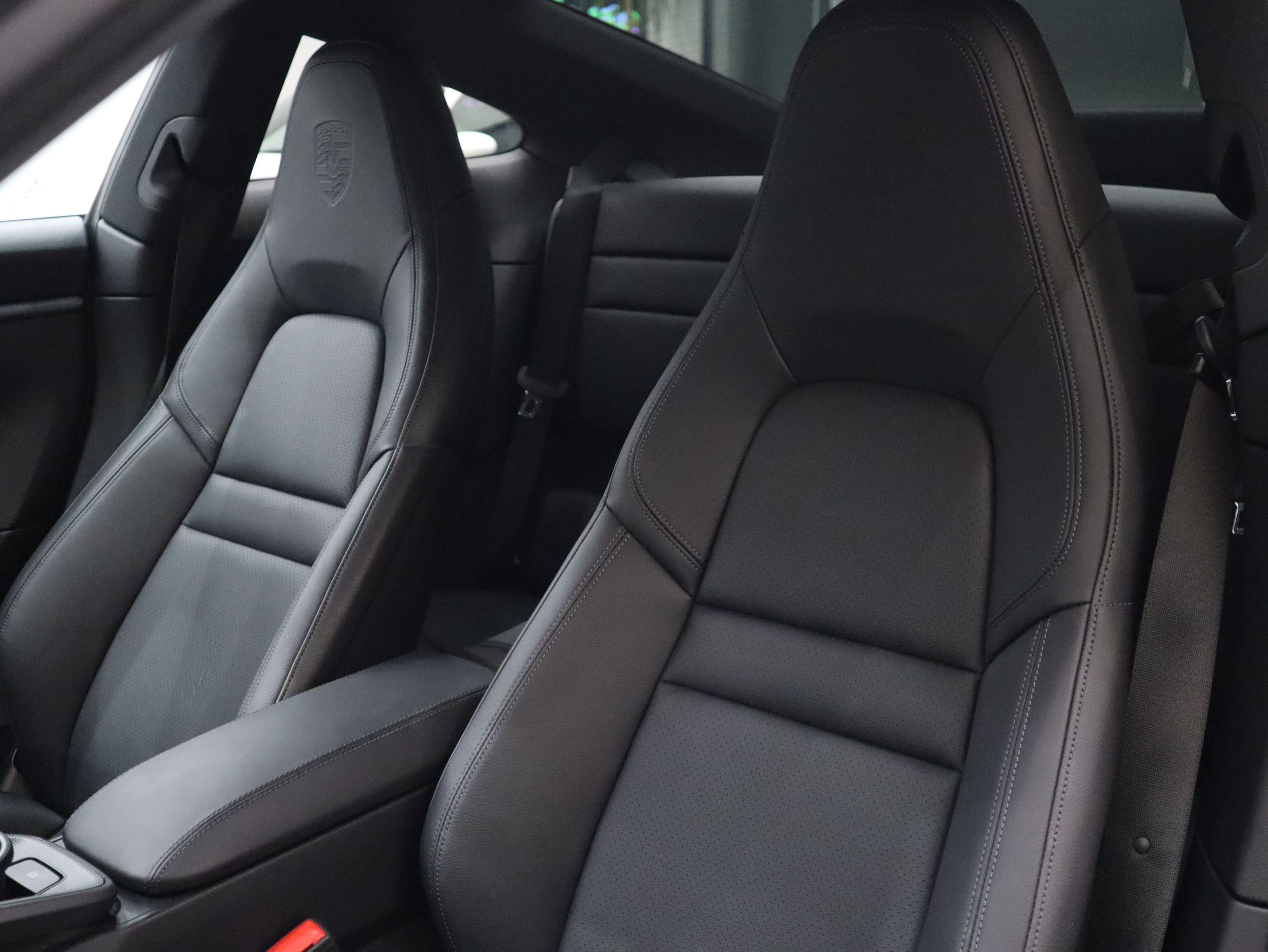 ポルシェ911カレラ（Type992）PDK<br>フロントアクスルリフトシステム<br>スポーツクロノパッケージ<br>スポーツエグゾーストシステム<br>PDLS Plus含むLEDヘッドライト<br>ティンテッドテールランプ