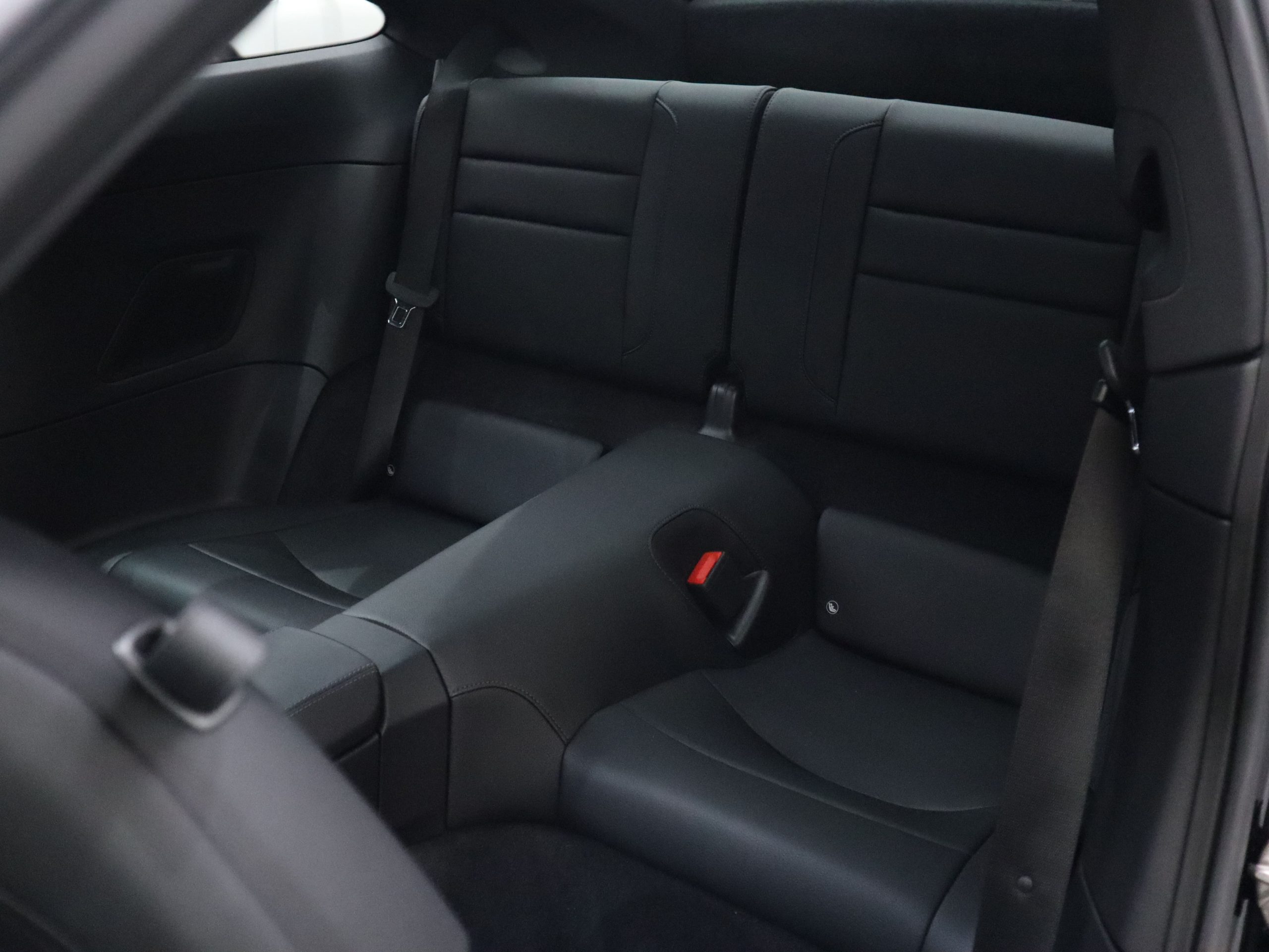 ポルシェ911カレラ（Type992）PDK<br>フロントアクスルリフトシステム<br>スポーツクロノパッケージ<br>スポーツエグゾーストシステム<br>PDLS Plus含むLEDヘッドライト<br>ティンテッドテールランプ
