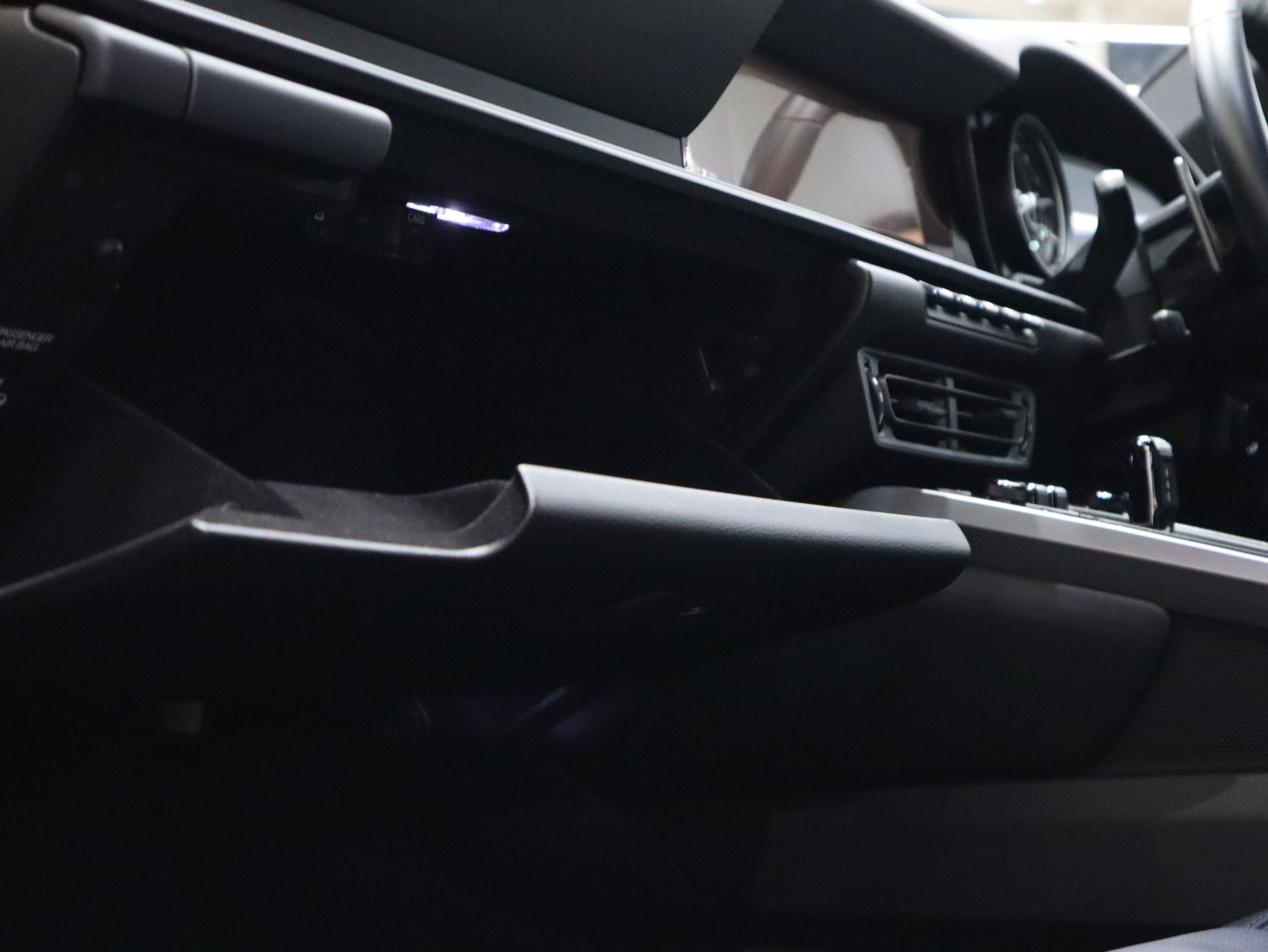 ポルシェ911カレラ（Type992）PDK<br>フロントアクスルリフトシステム<br>スポーツクロノパッケージ<br>スポーツエグゾーストシステム<br>PDLS Plus含むLEDヘッドライト<br>ティンテッドテールランプ