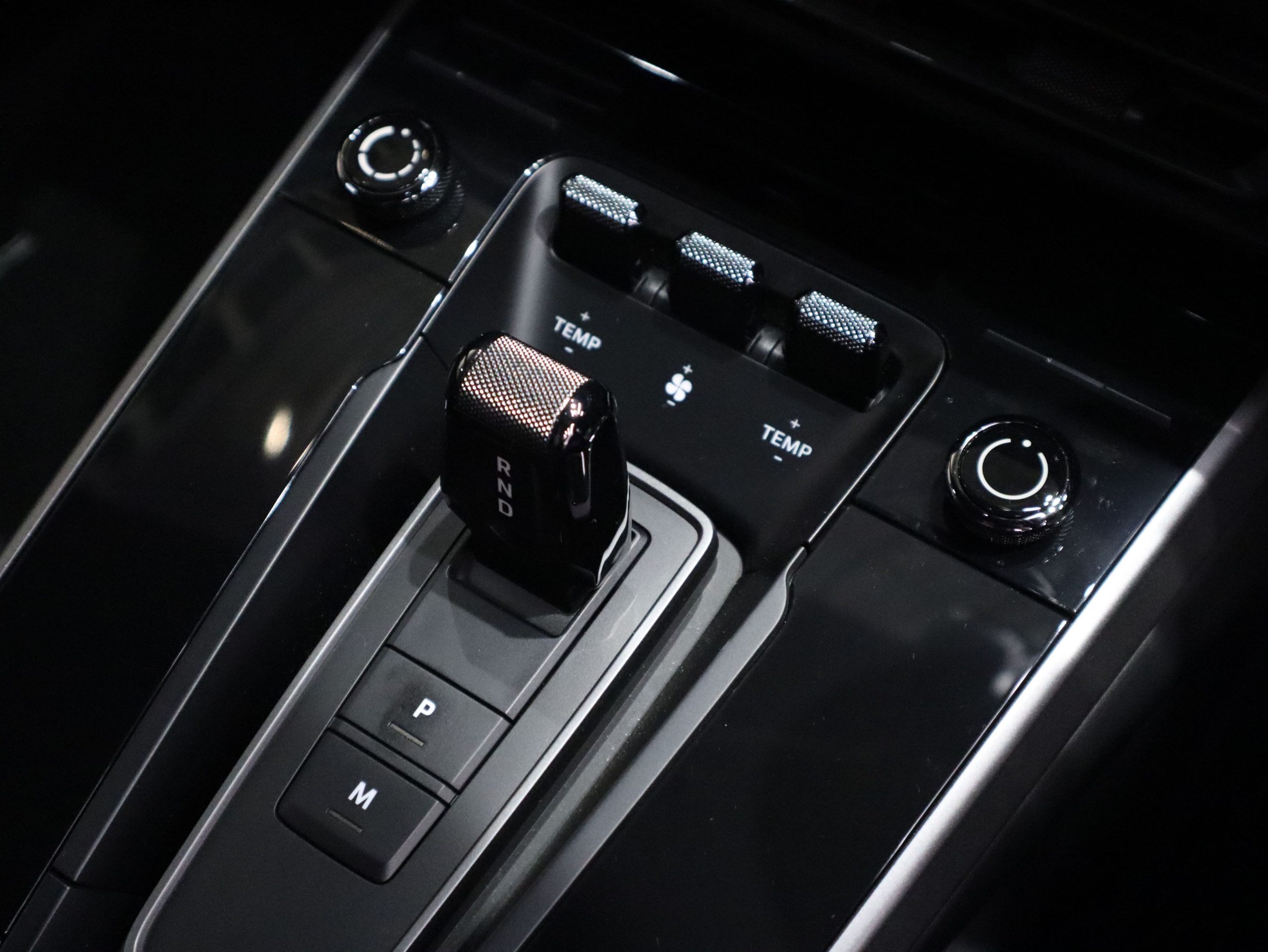 ポルシェ911カレラ（Type992）PDK<br>フロントアクスルリフトシステム<br>スポーツクロノパッケージ<br>スポーツエグゾーストシステム<br>PDLS Plus含むLEDヘッドライト<br>ティンテッドテールランプ