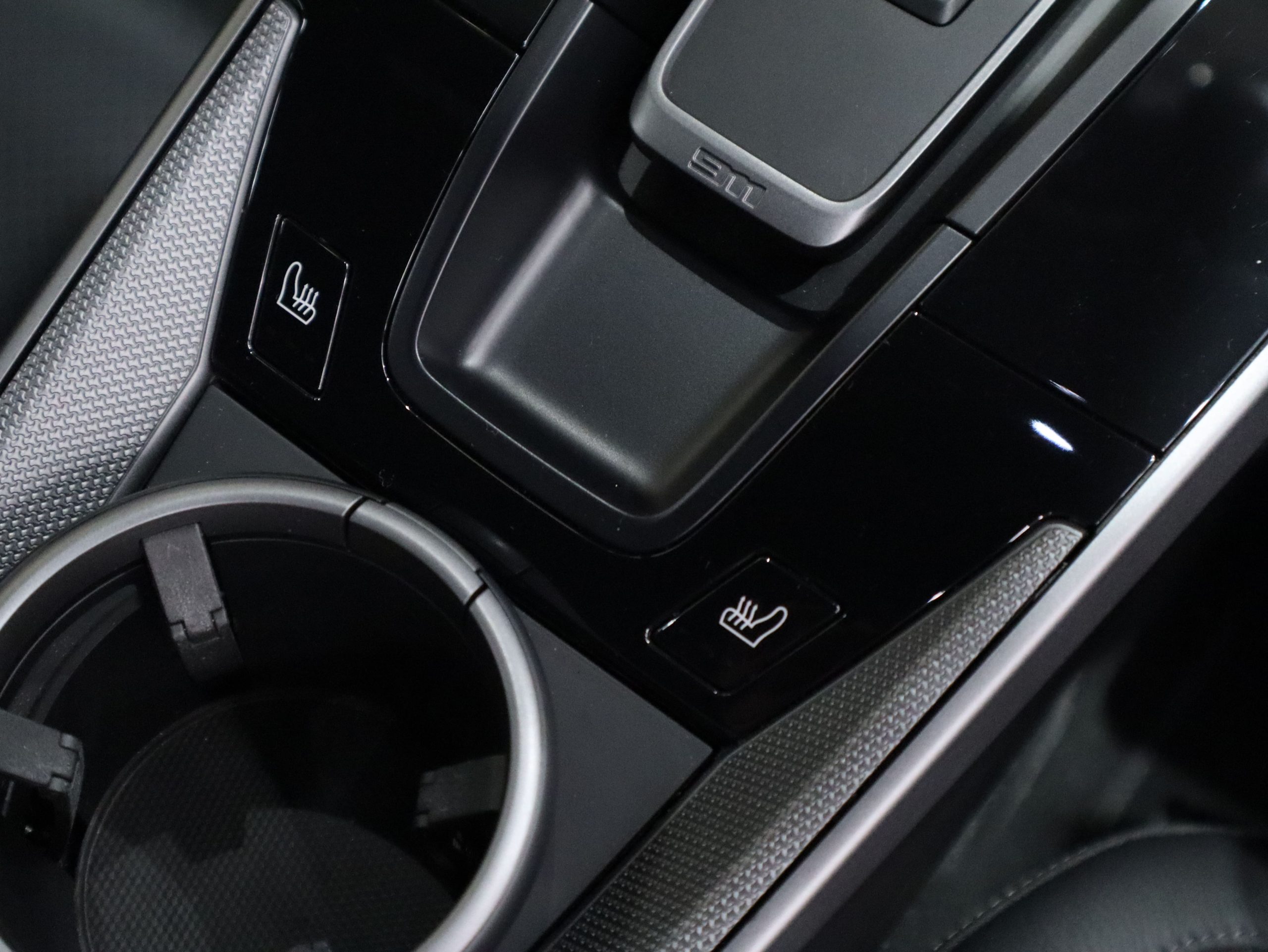 ポルシェ911カレラ（Type992）PDK<br>フロントアクスルリフトシステム<br>スポーツクロノパッケージ<br>スポーツエグゾーストシステム<br>PDLS Plus含むLEDヘッドライト<br>ティンテッドテールランプ