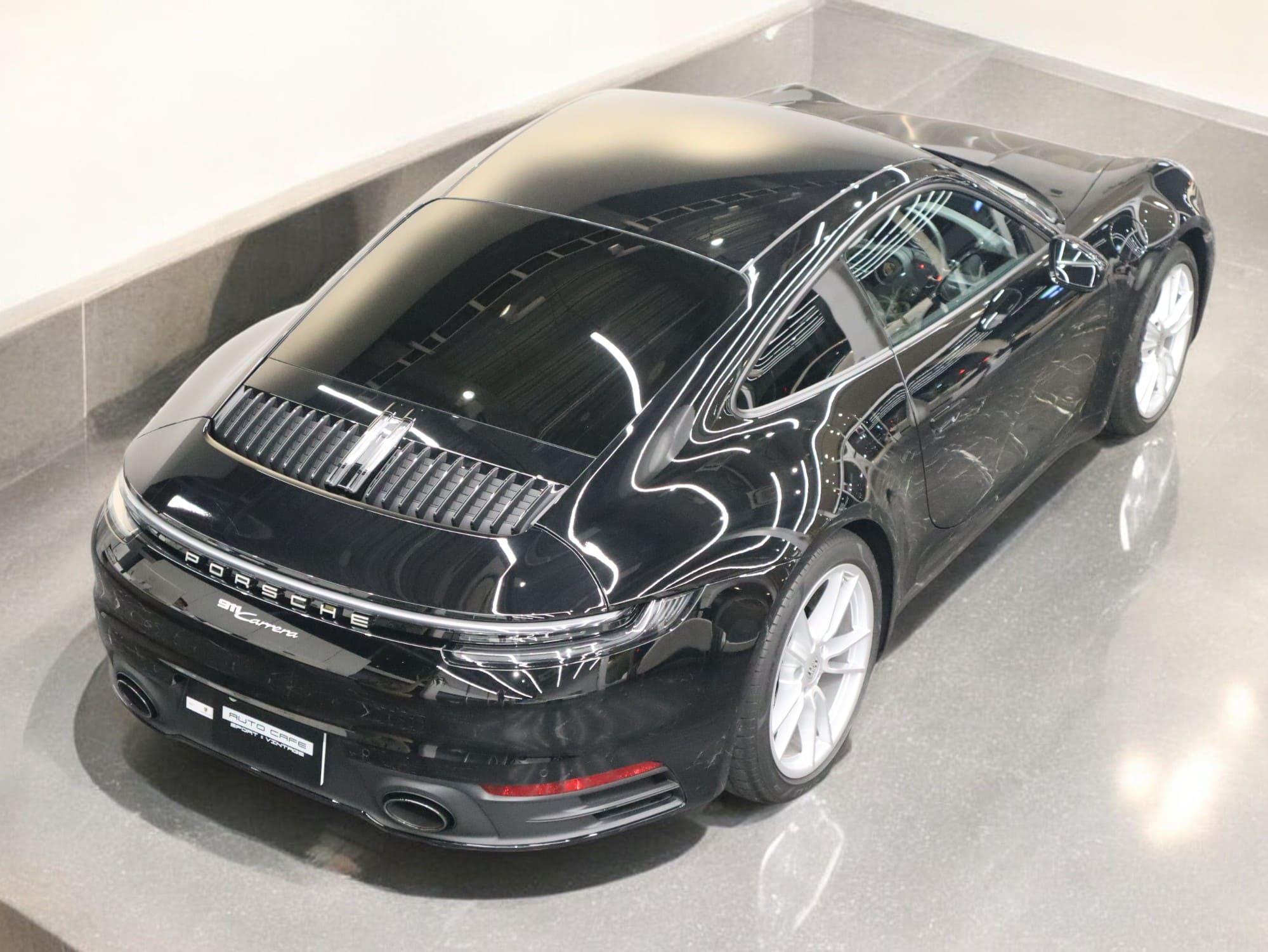 ポルシェ911カレラ（Type992）PDK<br>フロントアクスルリフトシステム<br>スポーツクロノパッケージ<br>スポーツエグゾーストシステム<br>PDLS Plus含むLEDヘッドライト<br>ティンテッドテールランプ
