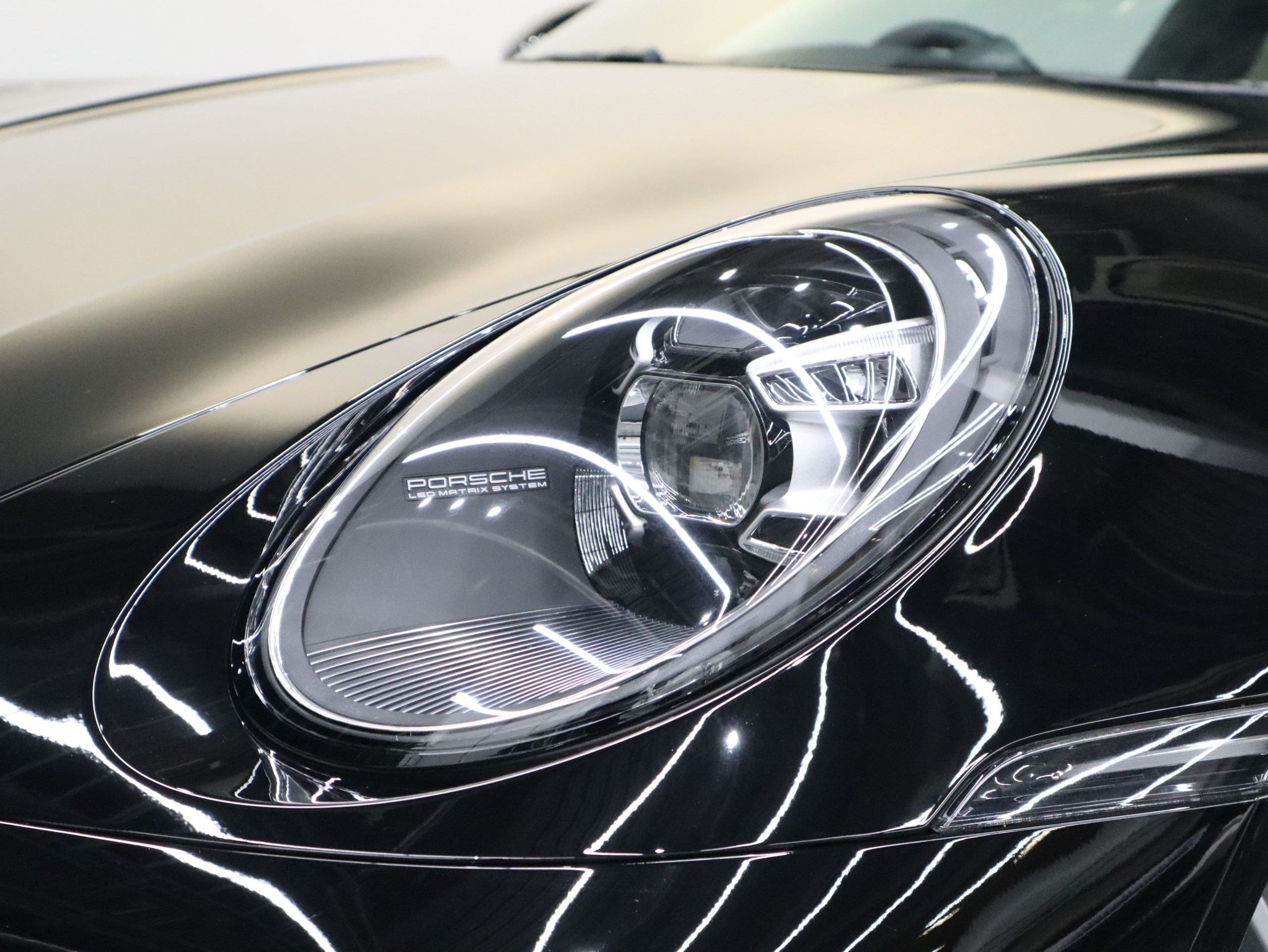 ポルシェ911カレラ（Type992）PDK<br>フロントアクスルリフトシステム<br>スポーツクロノパッケージ<br>スポーツエグゾーストシステム<br>PDLS Plus含むLEDヘッドライト<br>ティンテッドテールランプ