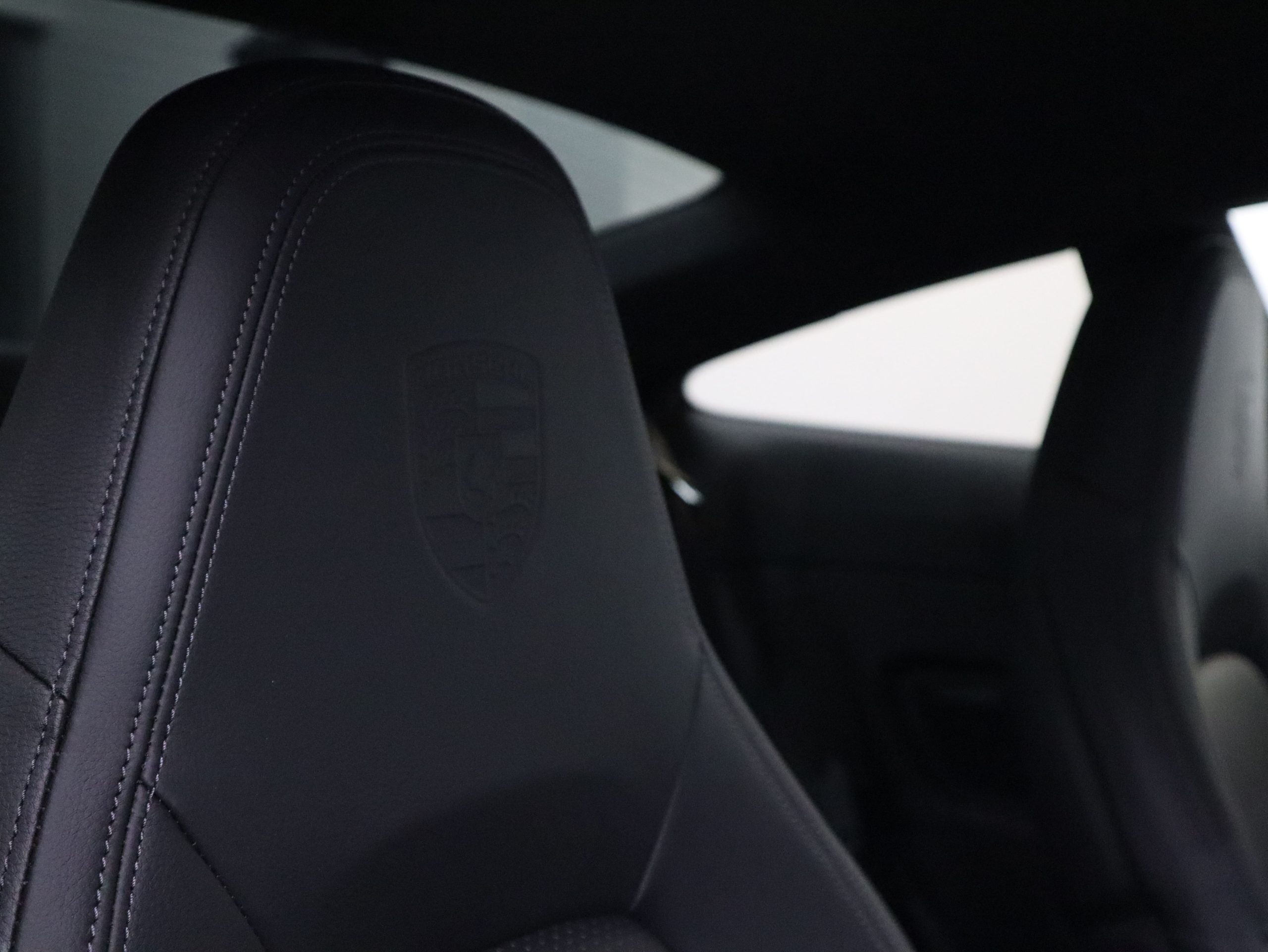 ポルシェ911カレラ（Type992）PDK<br>フロントアクスルリフトシステム<br>スポーツクロノパッケージ<br>スポーツエグゾーストシステム<br>PDLS Plus含むLEDヘッドライト<br>ティンテッドテールランプ