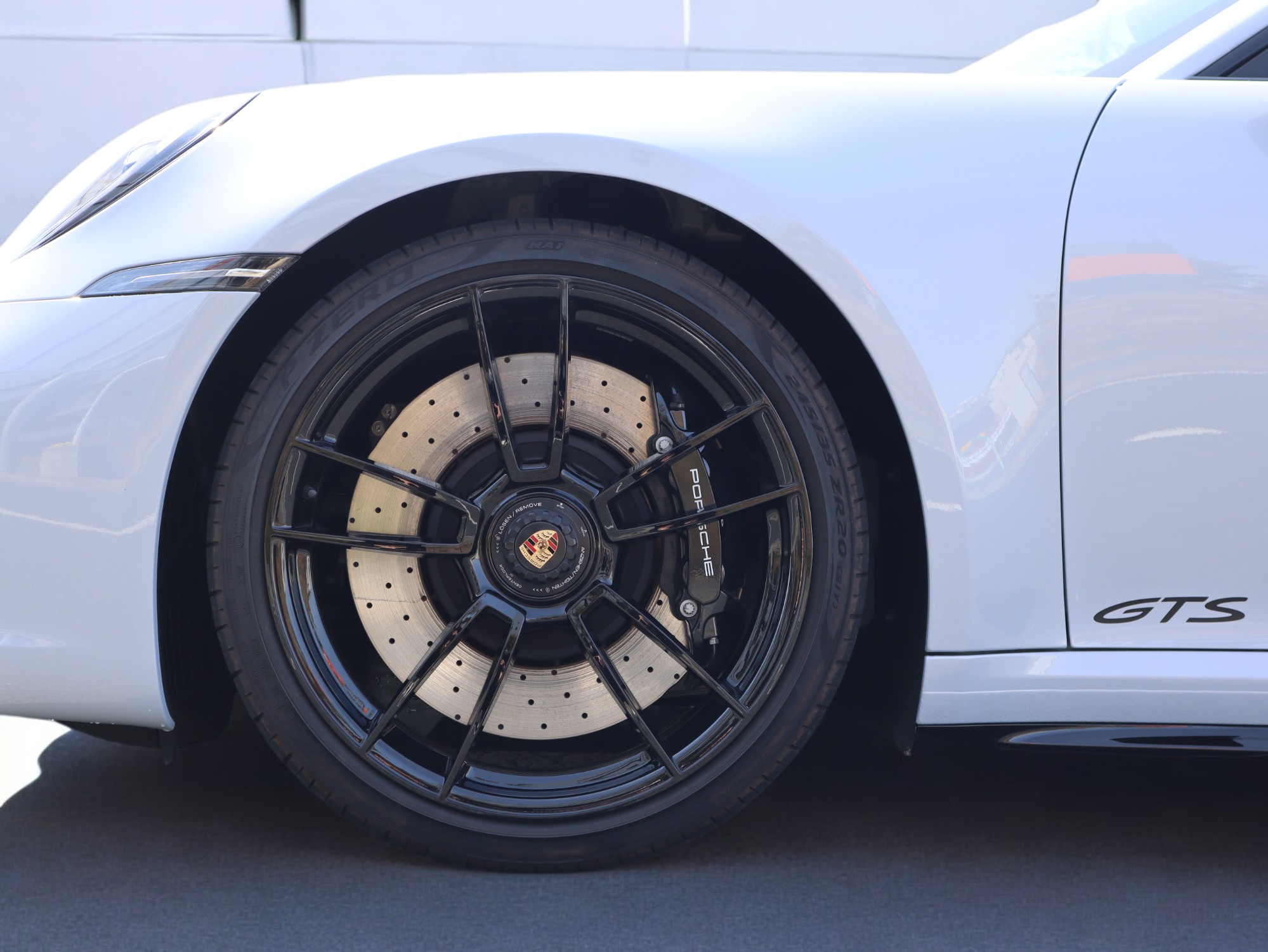 ポルシェ911カレラ4GTS（Type992）PDK<br>フロントアクスルリフトシステム<br>リアアクスルステアリング<br>GTS＆マットカーボンインテリアPKG<br>ハイグロスエクステリアPKG<br>チルト/スライド式電動ガラスサンルーフ