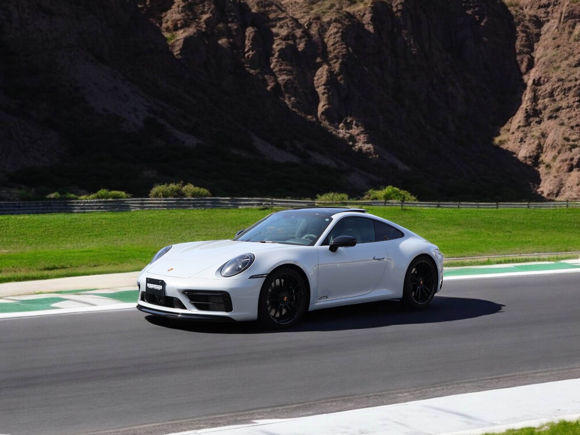 ポルシェ911カレラ4GTS（Type992）PDK<br>フロントアクスルリフトシステム<br>リアアクスルステアリング<br>GTS＆マットカーボンインテリアPKG<br>ハイグロスエクステリアPKG<br>チルト/スライド式電動ガラスサンルーフ