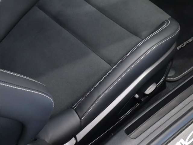 ポルシェ911カレラ4GTS（Type992）PDK<br>フロントアクスルリフトシステム<br>リアアクスルステアリング<br>GTS＆マットカーボンインテリアPKG<br>ハイグロスエクステリアPKG<br>チルト/スライド式電動ガラスサンルーフ
