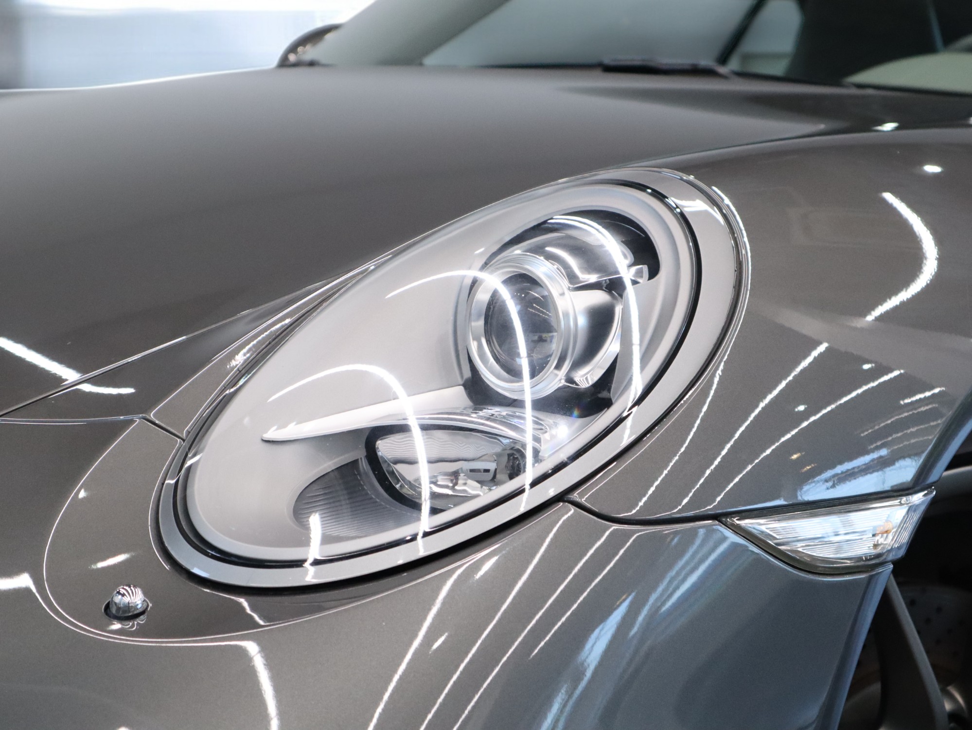 ポルシェ911カレラカブリオレ（Type991.1）PDK<br>スポーツエグゾーストシステム<br>シートベンチレーション<br>サテンプラチナ塗装ホイール<br>PASM