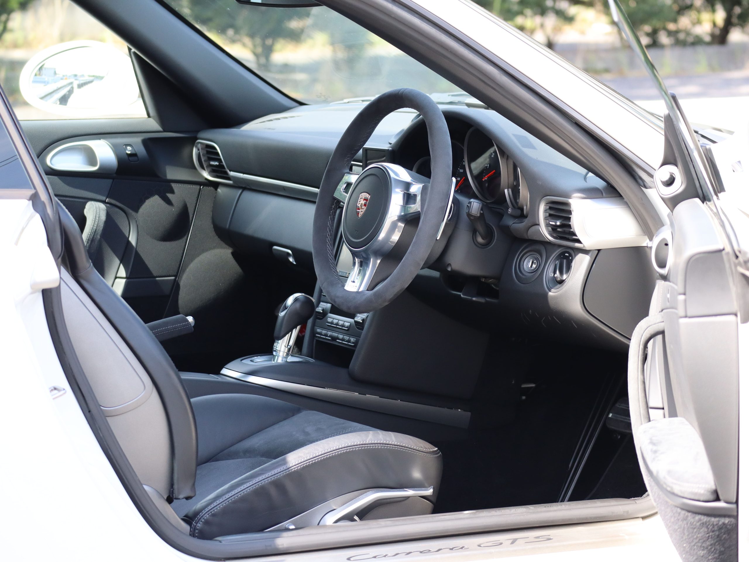 ポルシェ911カレラGTS（Type997.2）PDK<br>右ハンドル4人乗り<br>スポーツクロノパッケージ<br>スポーツエグゾーストシステム<br>アクティブサスペンションマネージメント<br>スポーツデザインステアリングホイール<br>センターロック式RSスパイダーホイール