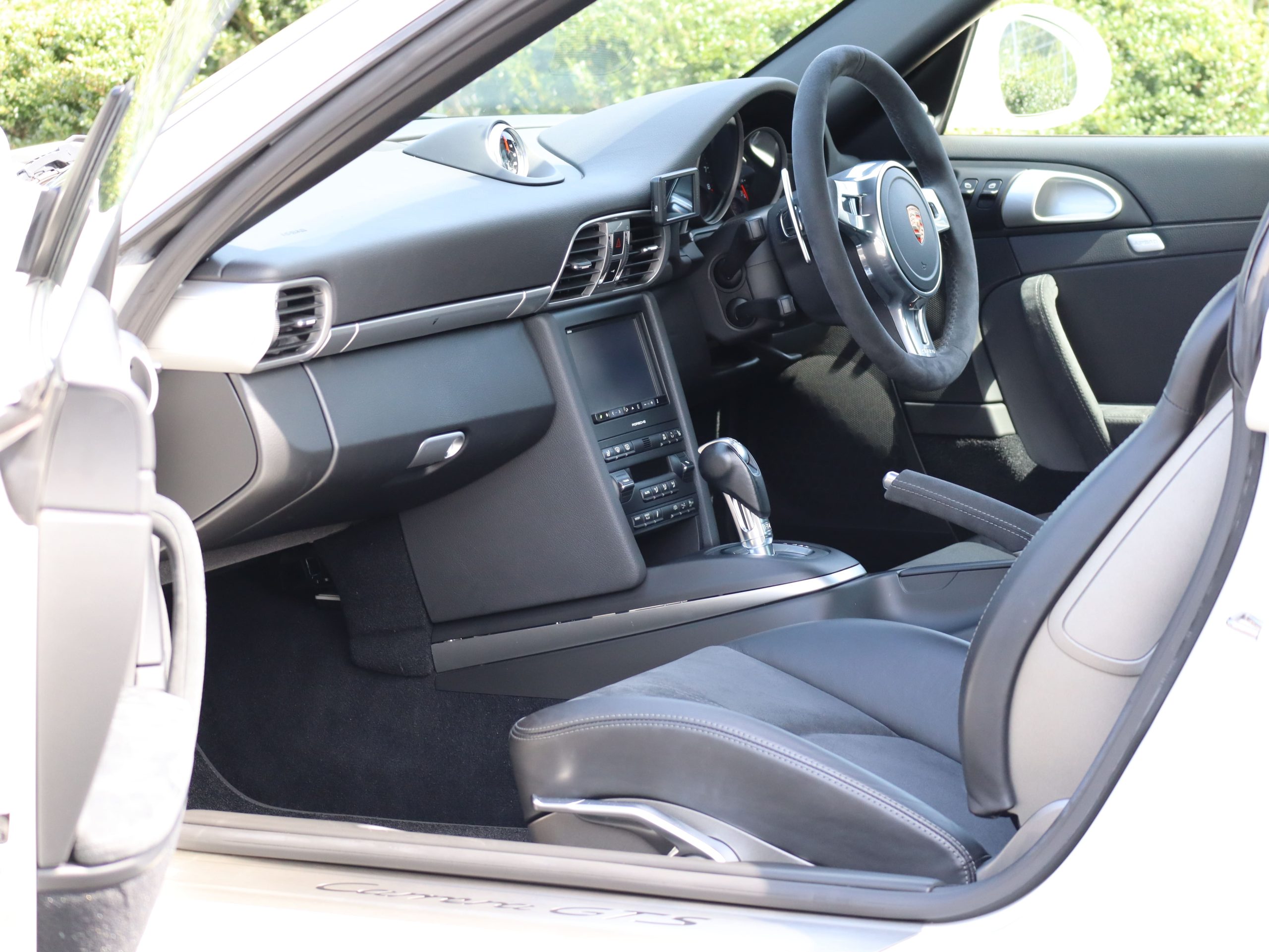 ポルシェ911カレラGTS（Type997.2）PDK<br>右ハンドル4人乗り<br>スポーツクロノパッケージ<br>スポーツエグゾーストシステム<br>アクティブサスペンションマネージメント<br>スポーツデザインステアリングホイール<br>センターロック式RSスパイダーホイール