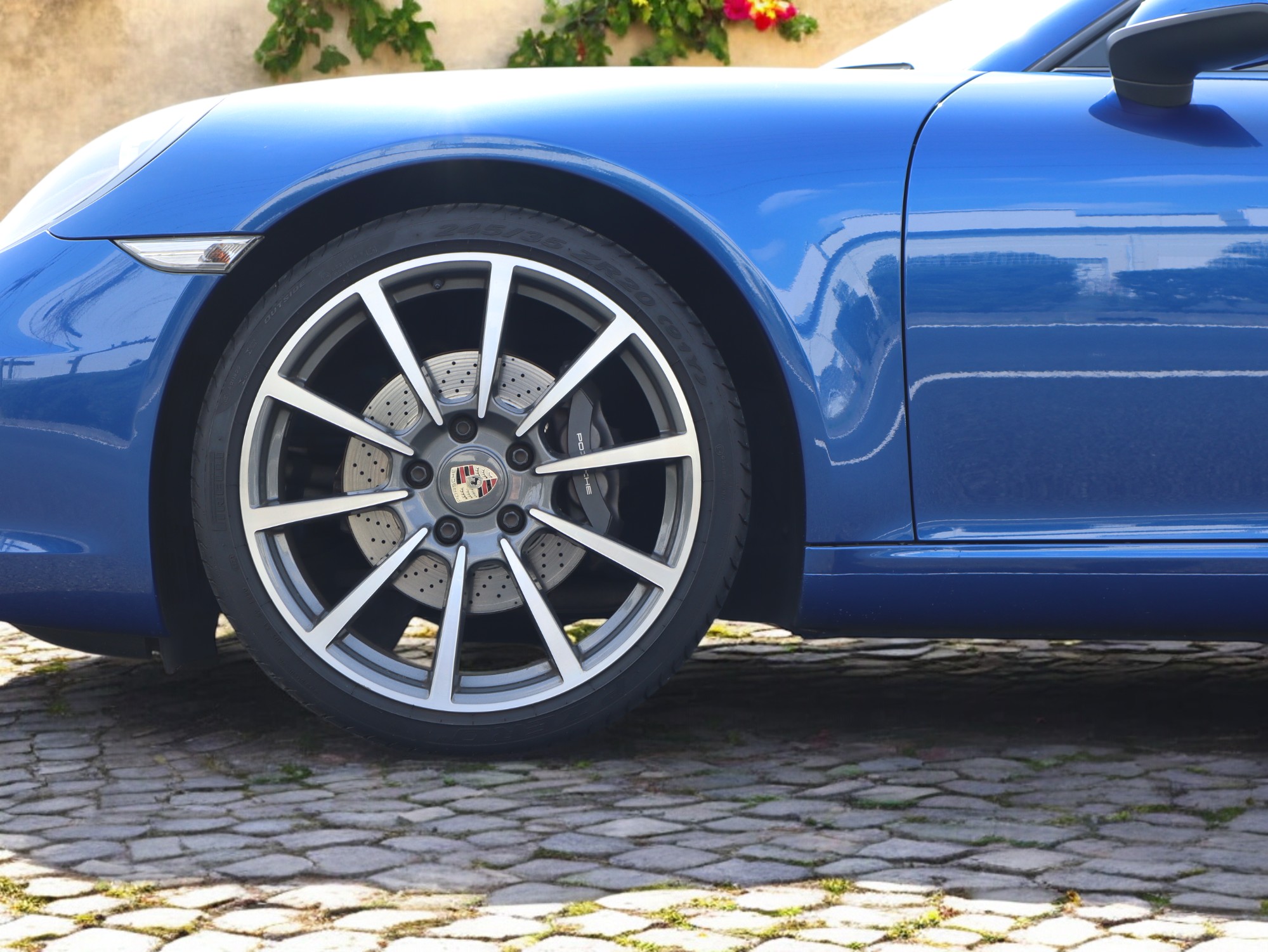 ポルシェ911カレラカブリオレ（Type991.1）PDK<br>スポーツクロノパッケージ<br>ツートンレザーインテリア<br>シートヒーター<br>カレラクラシックホイール