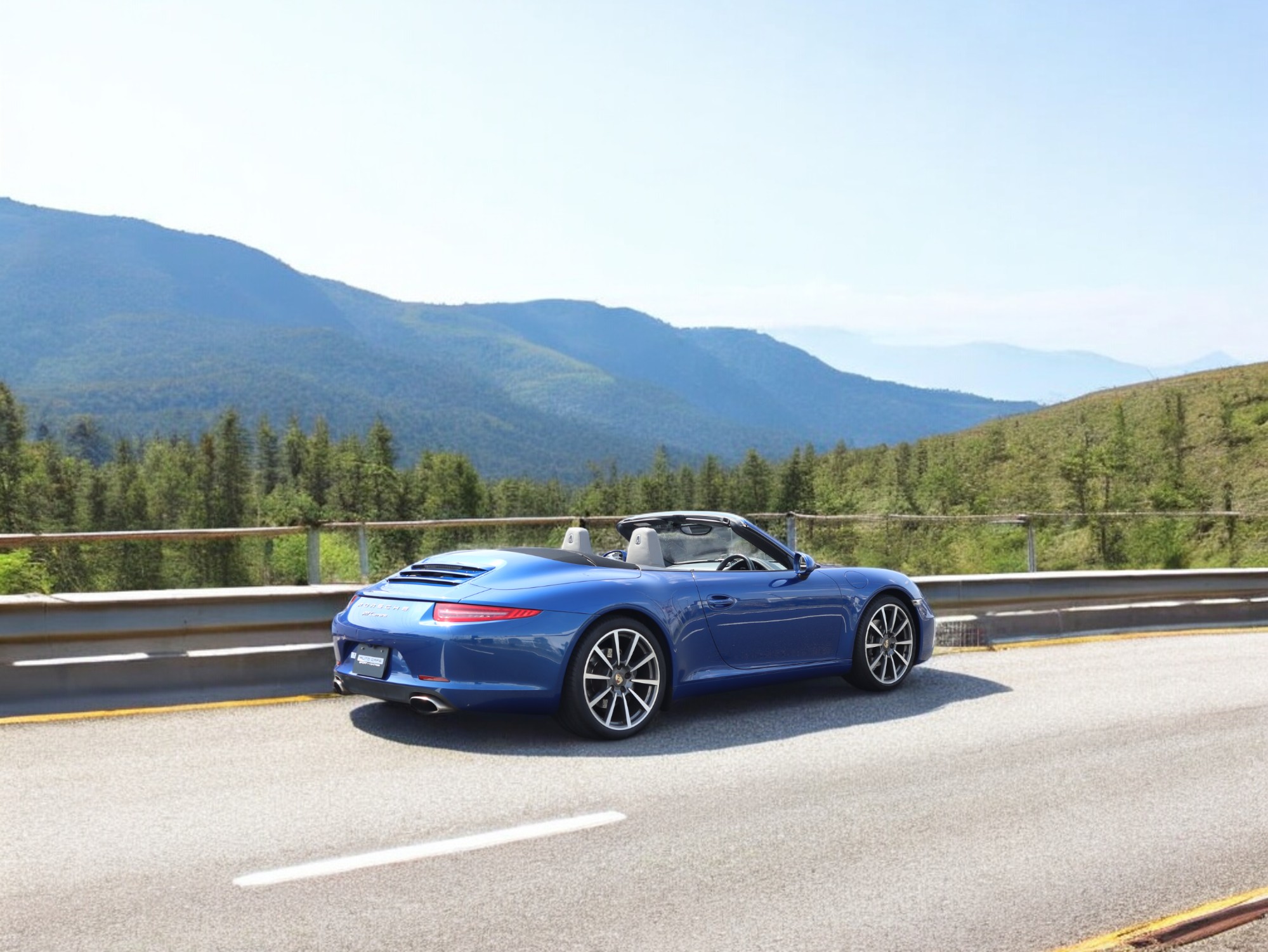 ポルシェ911カレラカブリオレ（Type991.1）PDK<br>スポーツクロノパッケージ<br>ツートンレザーインテリア<br>シートヒーター<br>カレラクラシックホイール