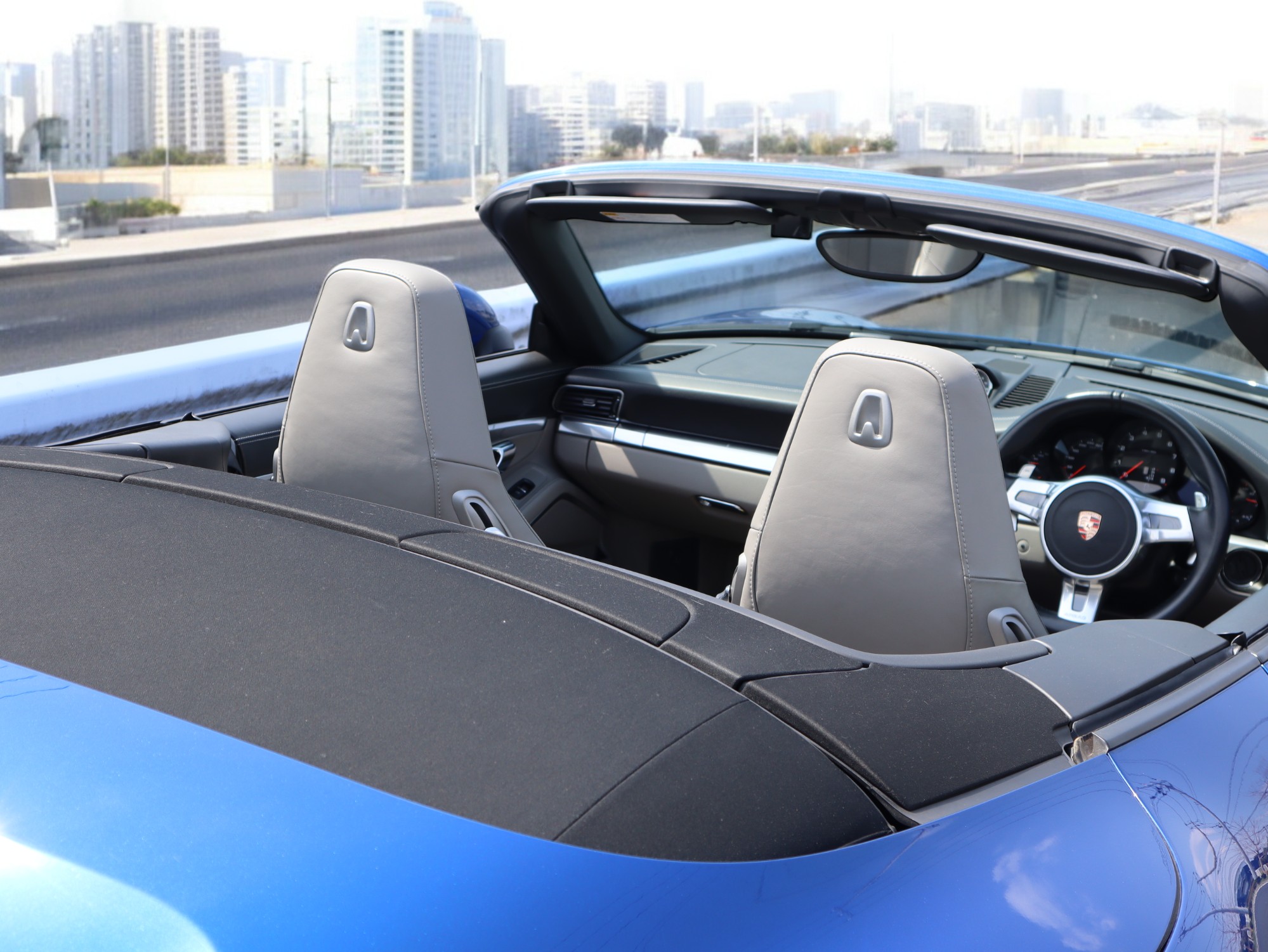 ポルシェ911カレラカブリオレ（Type991.1）PDK<br>スポーツクロノパッケージ<br>ツートンレザーインテリア<br>シートヒーター<br>カレラクラシックホイール