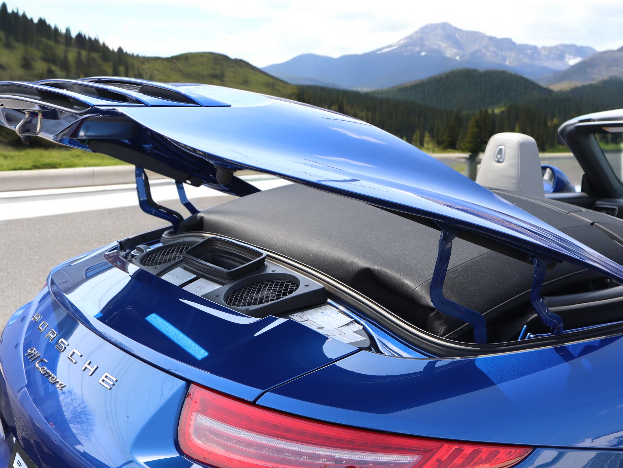 ポルシェ911カレラカブリオレ（Type991.1）PDK<br>スポーツクロノパッケージ<br>ツートンレザーインテリア<br>シートヒーター<br>カレラクラシックホイール