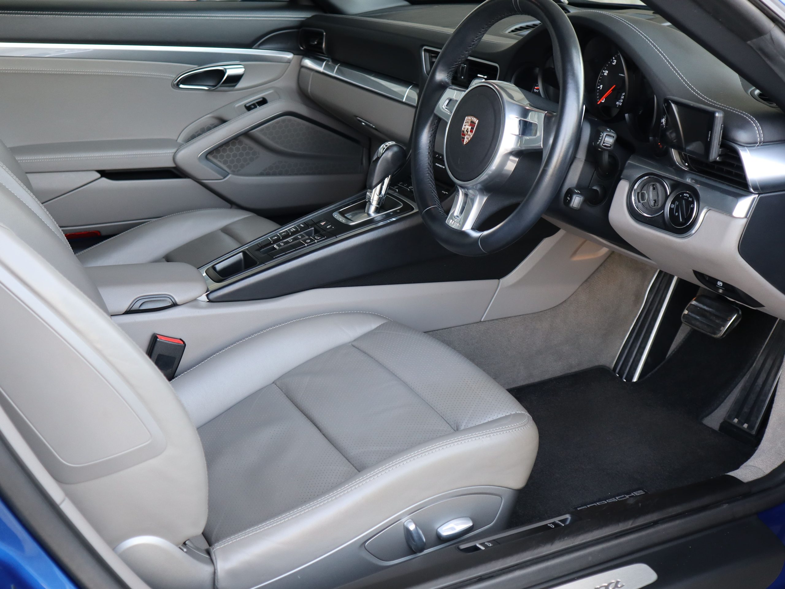 ポルシェ911カレラカブリオレ（Type991.1）PDK<br>スポーツクロノパッケージ<br>ツートンレザーインテリア<br>シートヒーター<br>カレラクラシックホイール