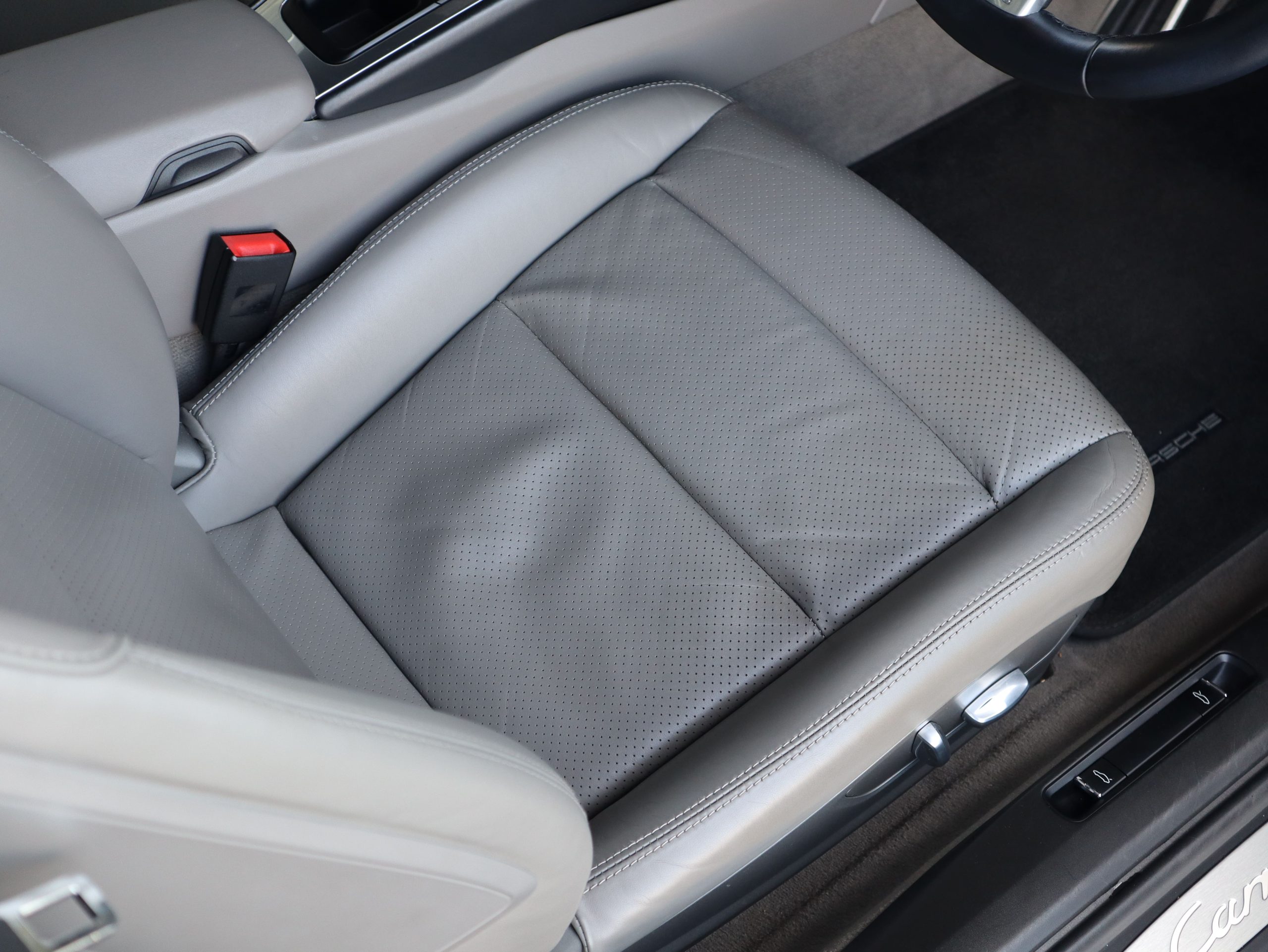 ポルシェ911カレラカブリオレ（Type991.1）PDK<br>スポーツクロノパッケージ<br>ツートンレザーインテリア<br>シートヒーター<br>カレラクラシックホイール