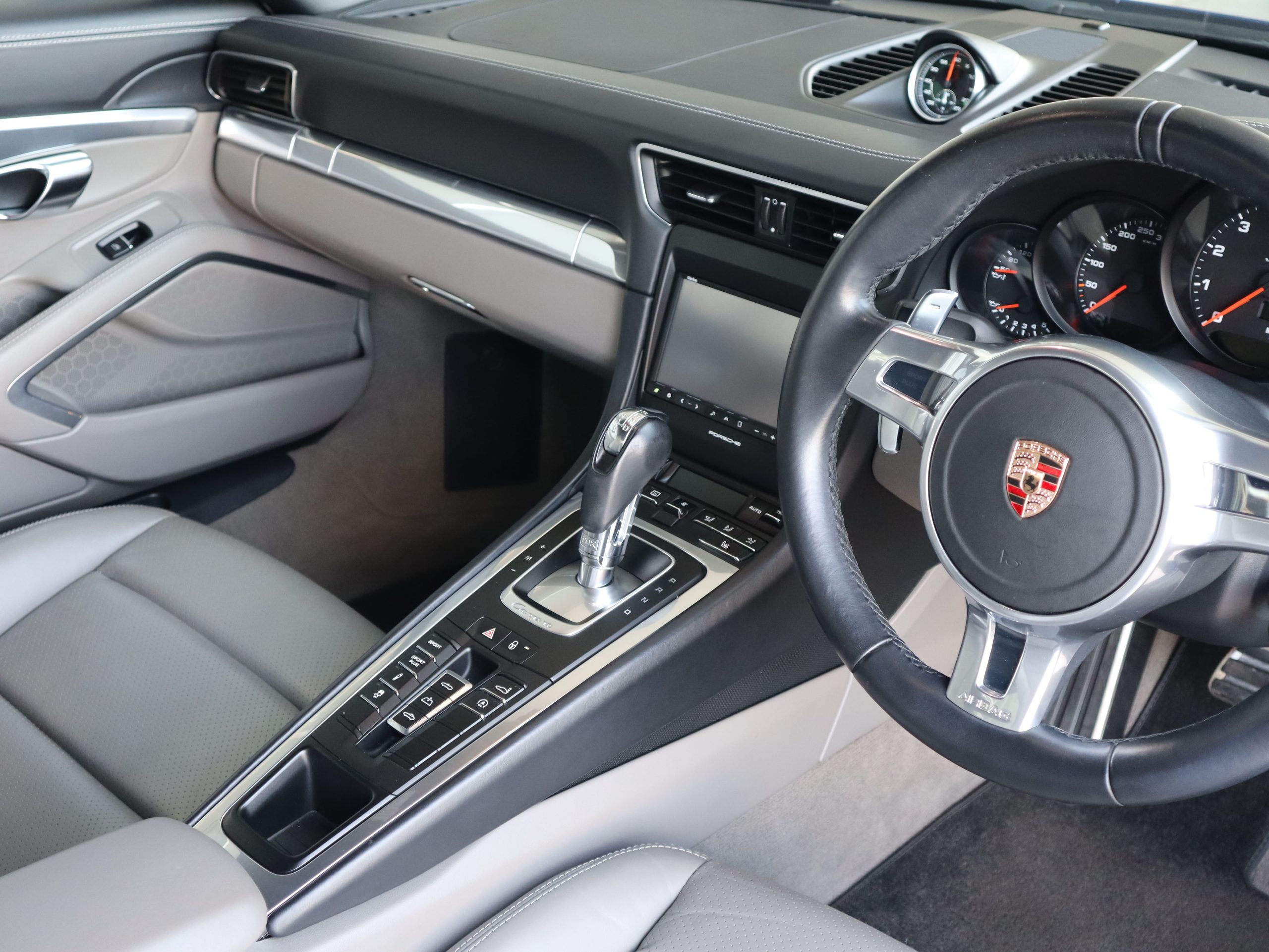 ポルシェ911カレラカブリオレ（Type991.1）PDK<br>スポーツクロノパッケージ<br>ツートンレザーインテリア<br>シートヒーター<br>カレラクラシックホイール