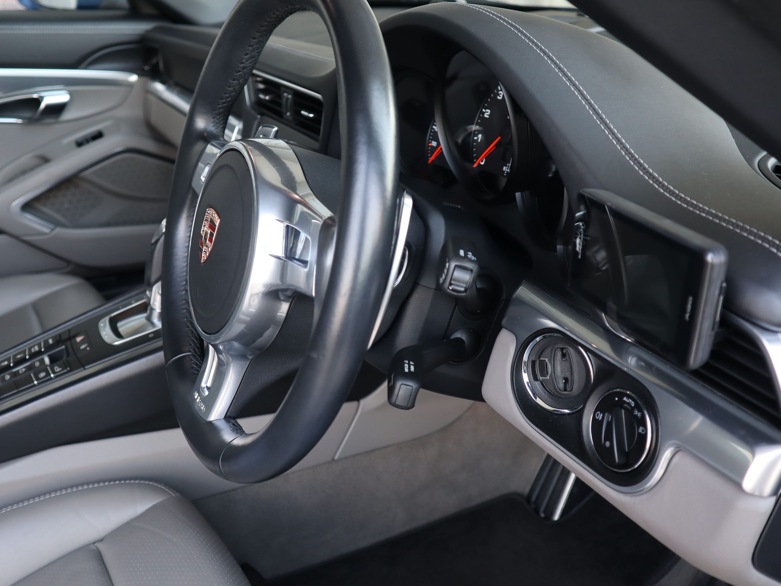 ポルシェ911カレラカブリオレ（Type991.1）PDK<br>スポーツクロノパッケージ<br>ツートンレザーインテリア<br>シートヒーター<br>カレラクラシックホイール