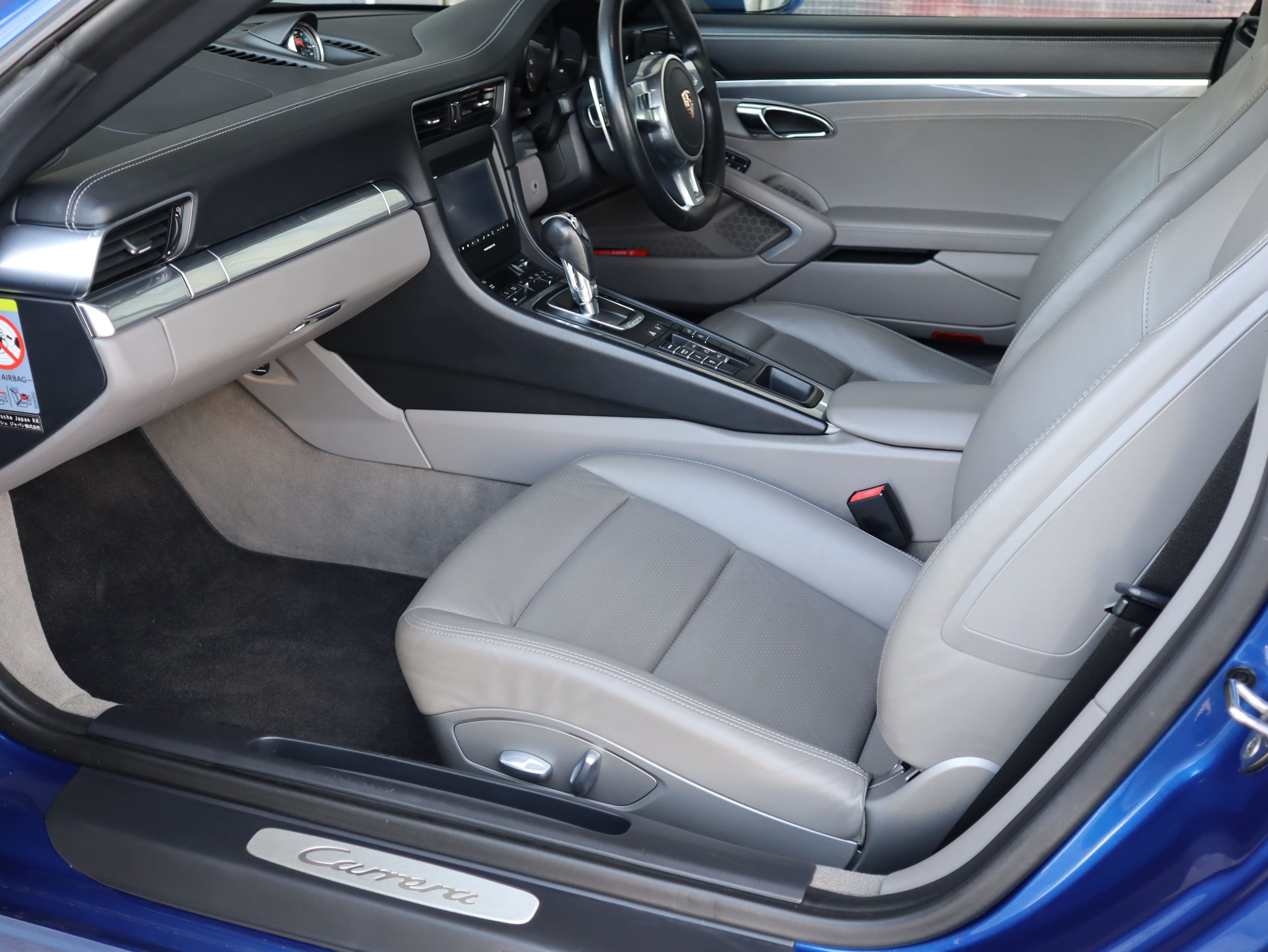 ポルシェ911カレラカブリオレ（Type991.1）PDK<br>スポーツクロノパッケージ<br>ツートンレザーインテリア<br>シートヒーター<br>カレラクラシックホイール