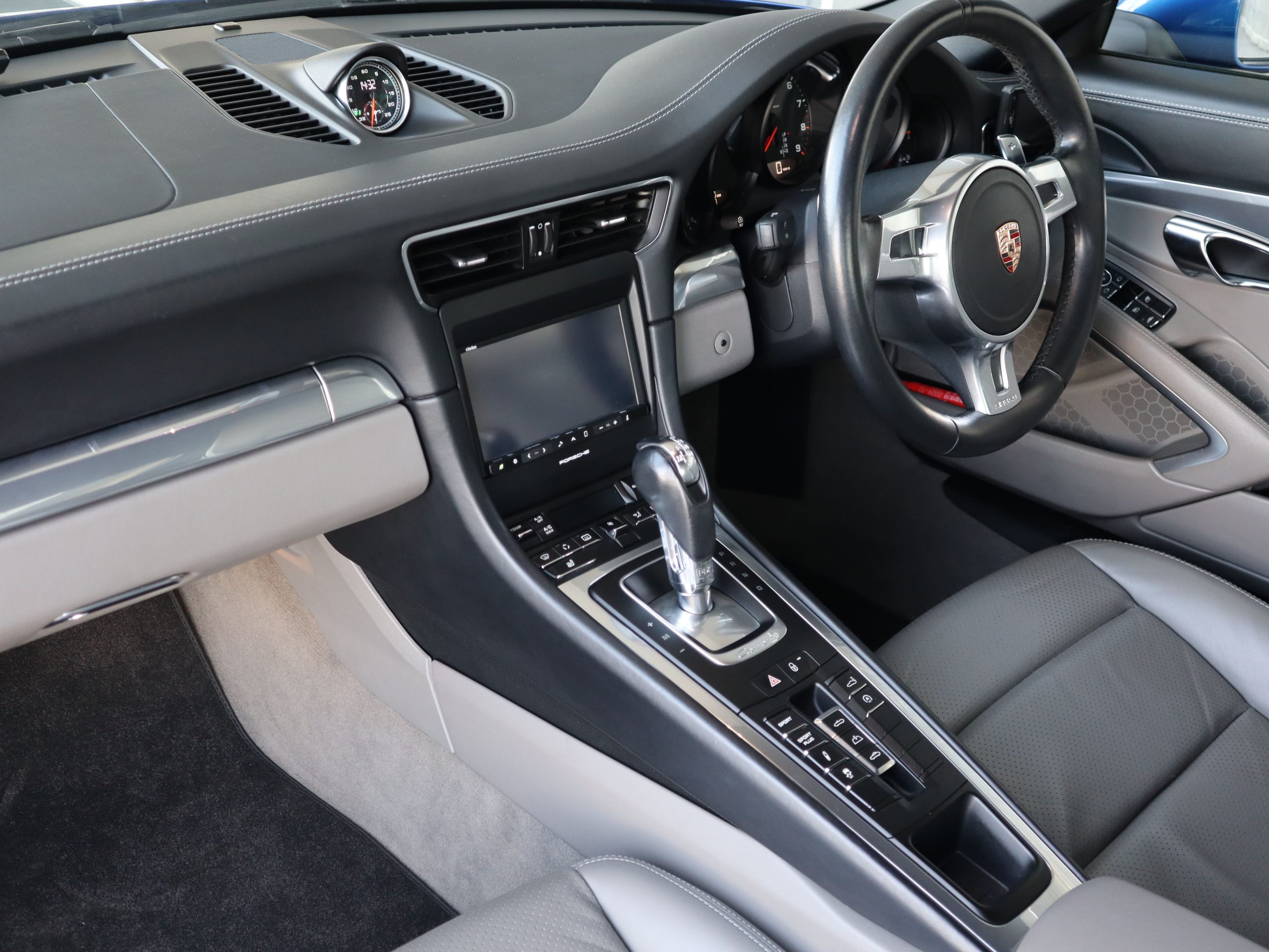 ポルシェ911カレラカブリオレ（Type991.1）PDK<br>スポーツクロノパッケージ<br>ツートンレザーインテリア<br>シートヒーター<br>カレラクラシックホイール