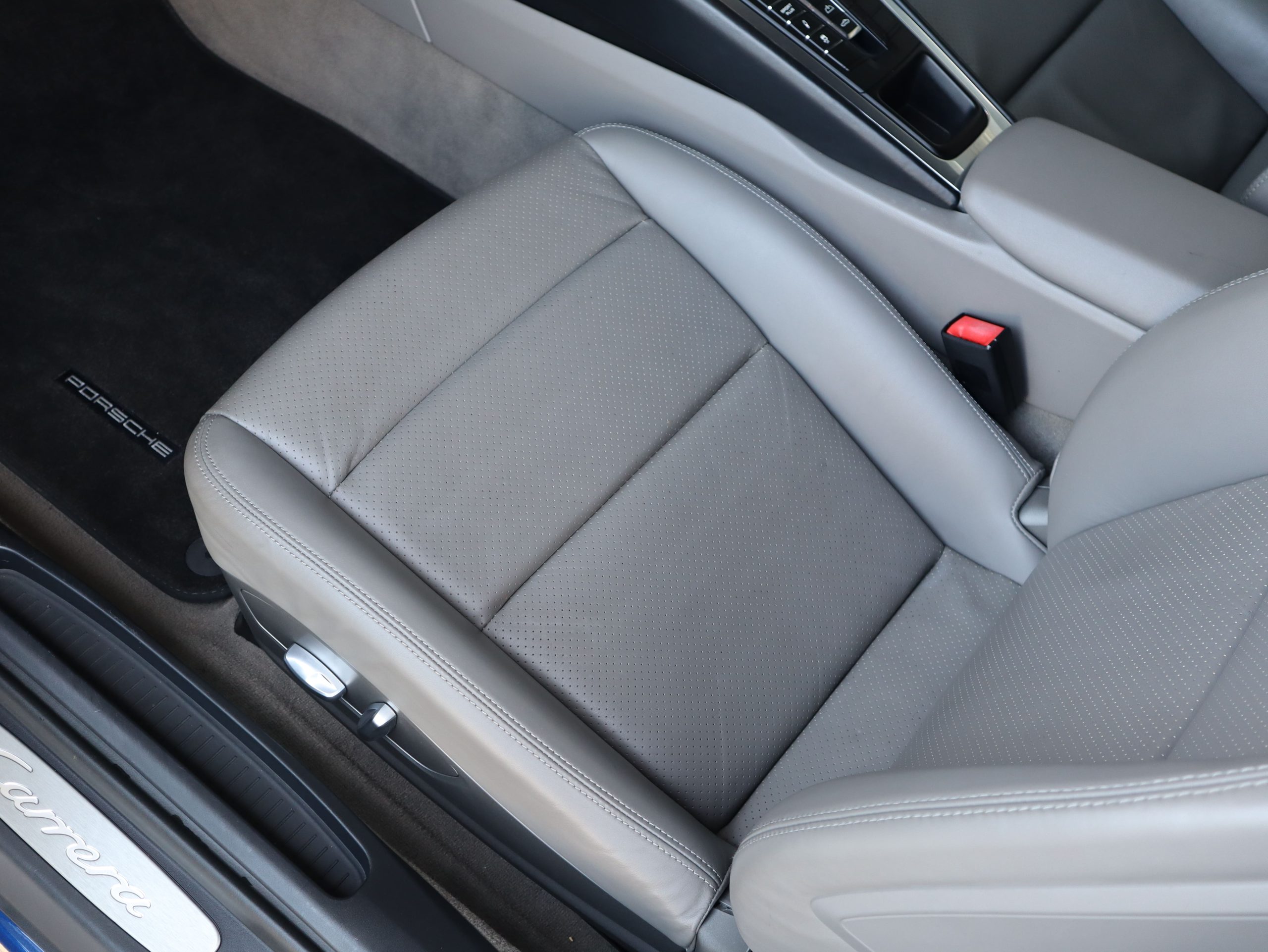 ポルシェ911カレラカブリオレ（Type991.1）PDK<br>スポーツクロノパッケージ<br>ツートンレザーインテリア<br>シートヒーター<br>カレラクラシックホイール
