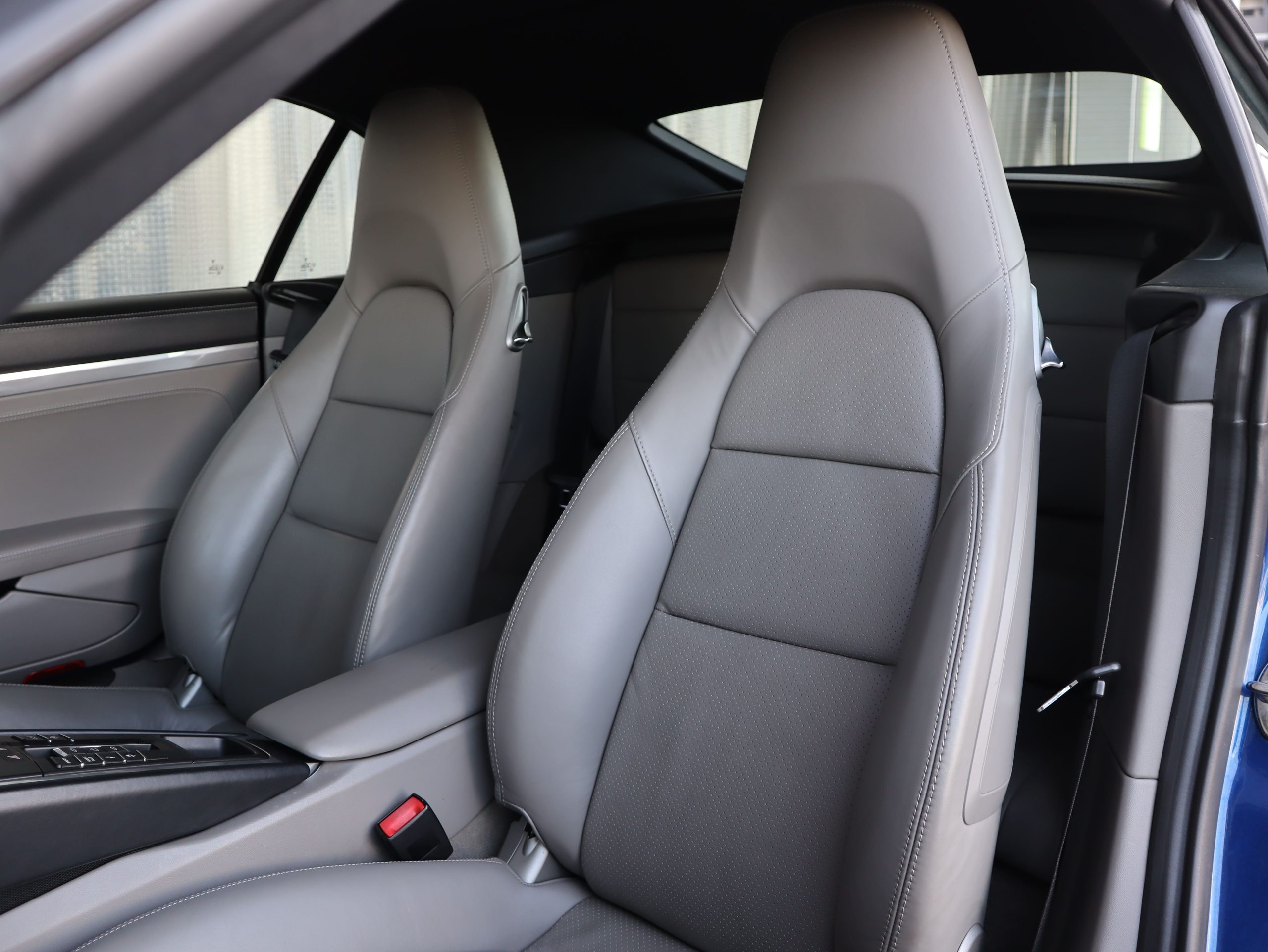 ポルシェ911カレラカブリオレ（Type991.1）PDK<br>スポーツクロノパッケージ<br>ツートンレザーインテリア<br>シートヒーター<br>カレラクラシックホイール