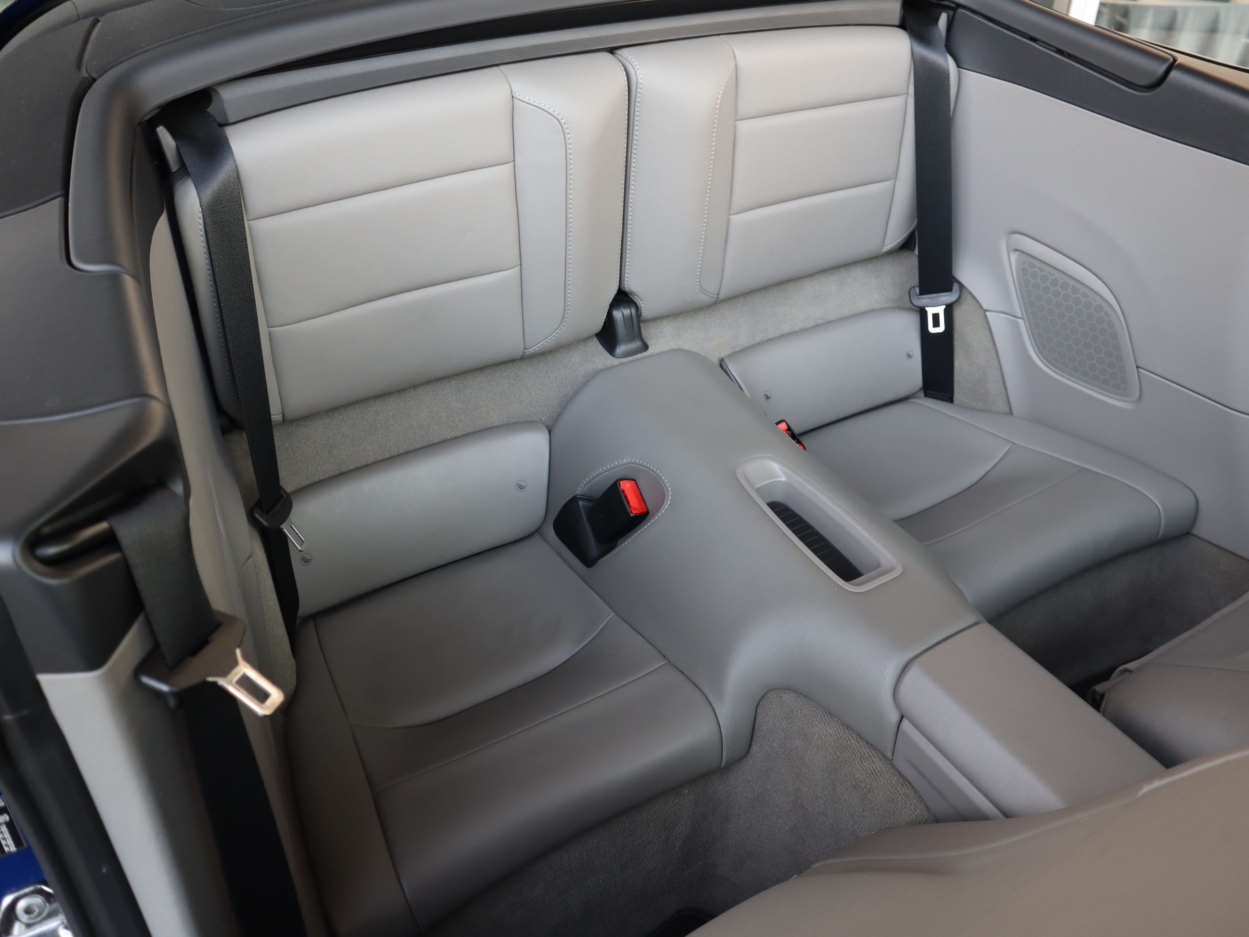 ポルシェ911カレラカブリオレ（Type991.1）PDK<br>スポーツクロノパッケージ<br>ツートンレザーインテリア<br>シートヒーター<br>カレラクラシックホイール