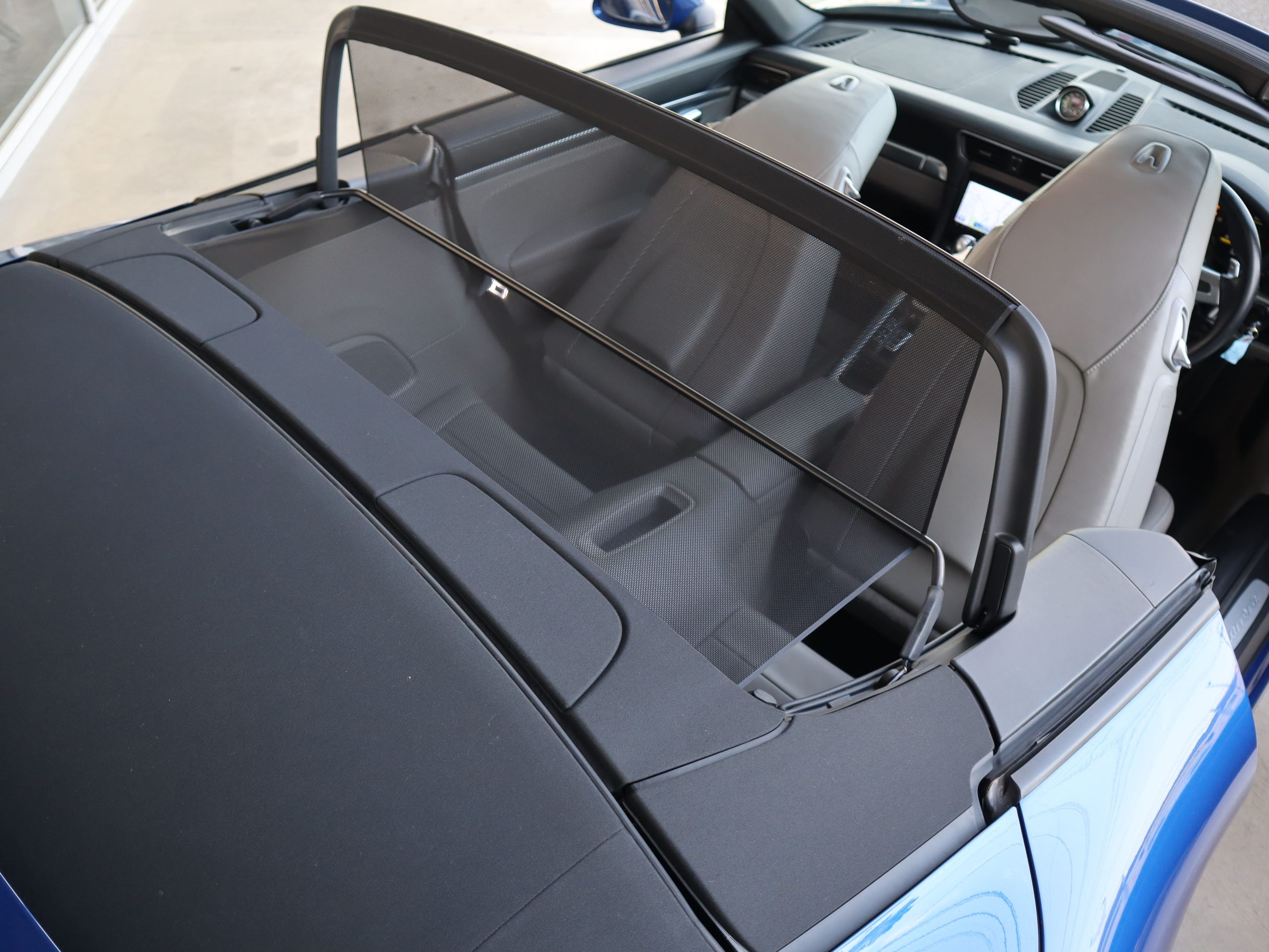 ポルシェ911カレラカブリオレ（Type991.1）PDK<br>スポーツクロノパッケージ<br>ツートンレザーインテリア<br>シートヒーター<br>カレラクラシックホイール