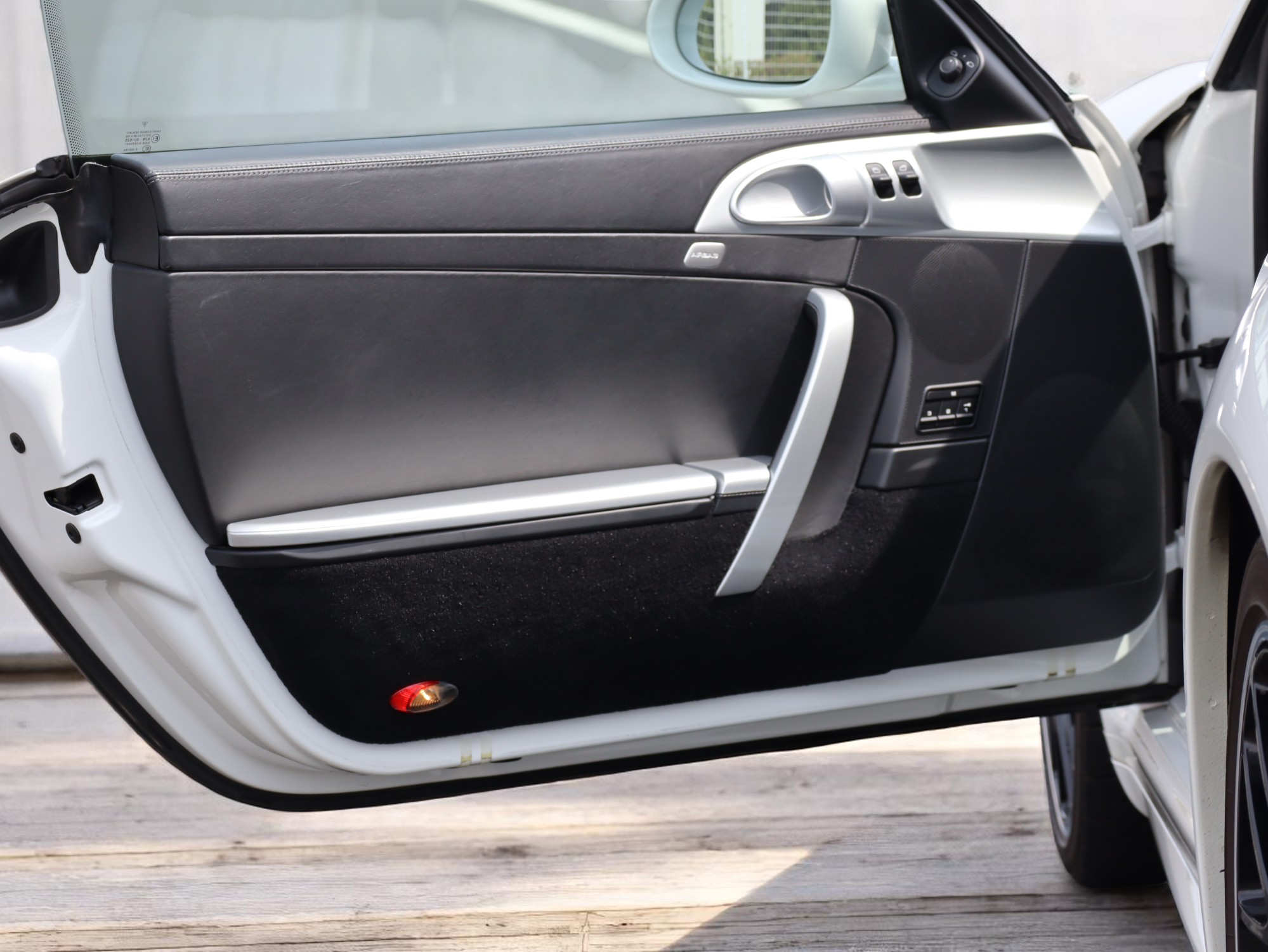 ポルシェ911カレラGTS（Type997.2）PDK<br>カップエアロキット<br>レザー&アルミニウムルックインテリア<br>スポーツエグゾーストシステム