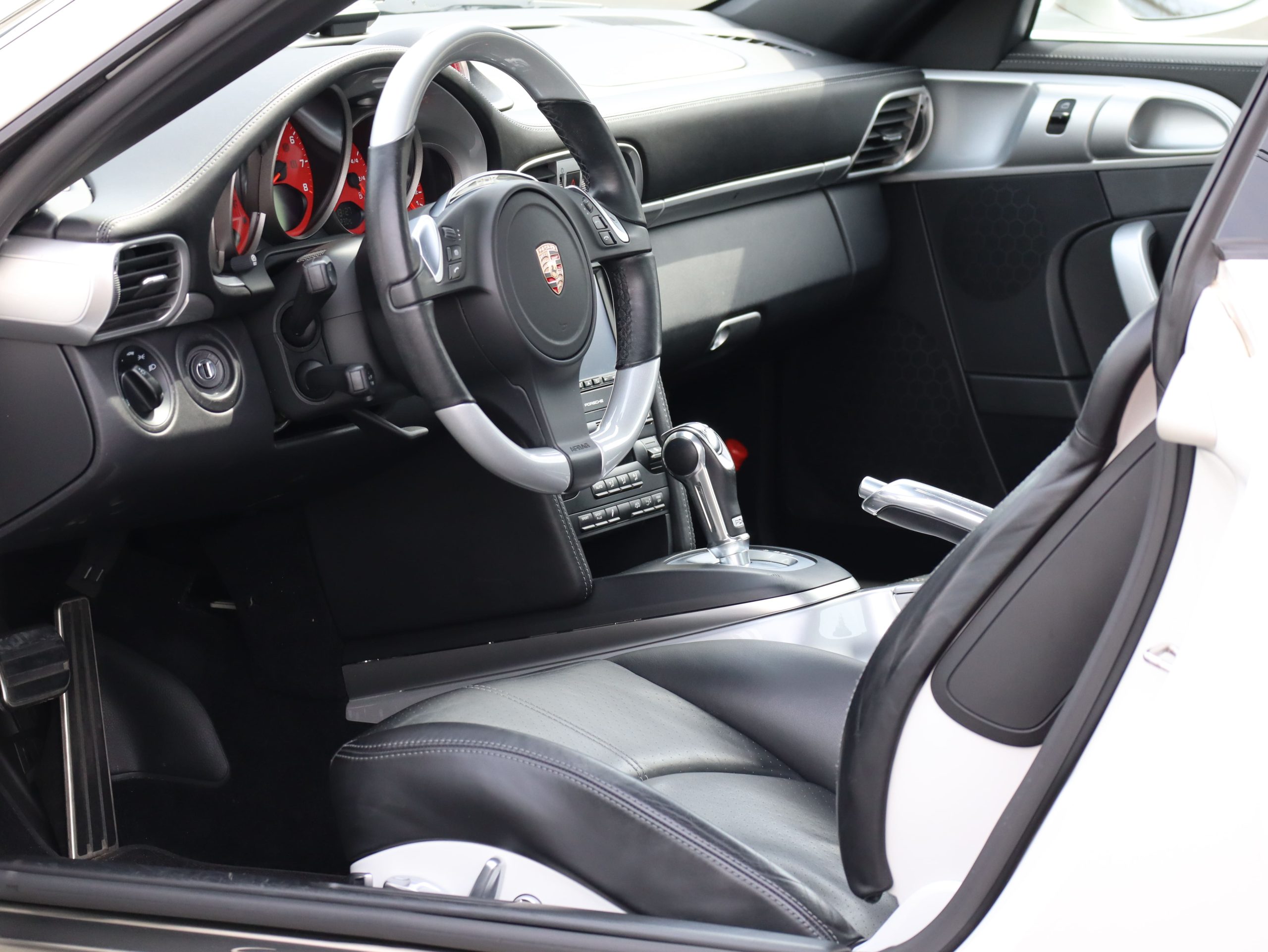 ポルシェ911カレラGTS（Type997.2）PDK<br>カップエアロキット<br>レザー&アルミニウムルックインテリア<br>スポーツエグゾーストシステム