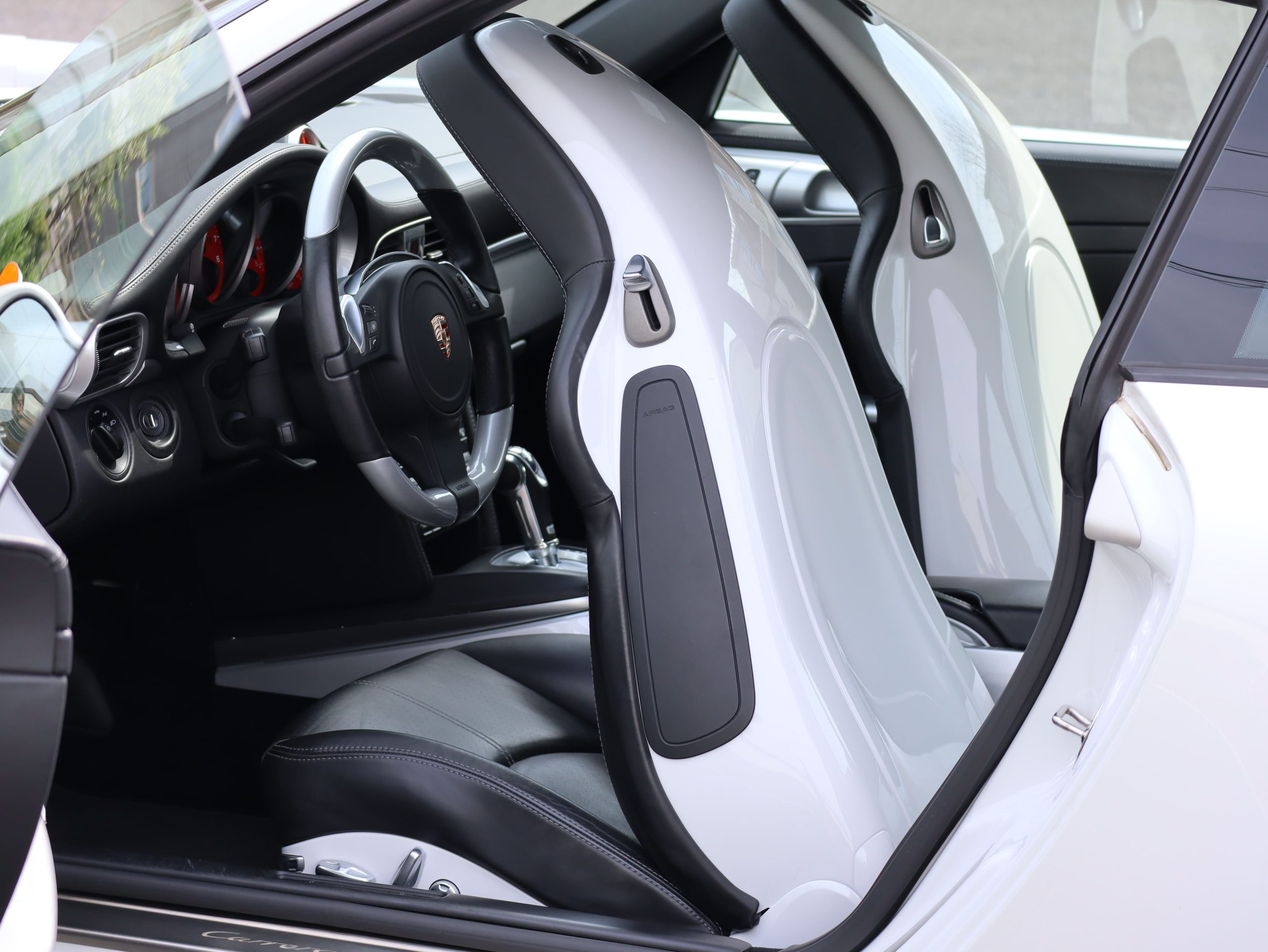 ポルシェ911カレラGTS（Type997.2）PDK<br>カップエアロキット<br>レザー&アルミニウムルックインテリア<br>スポーツエグゾーストシステム