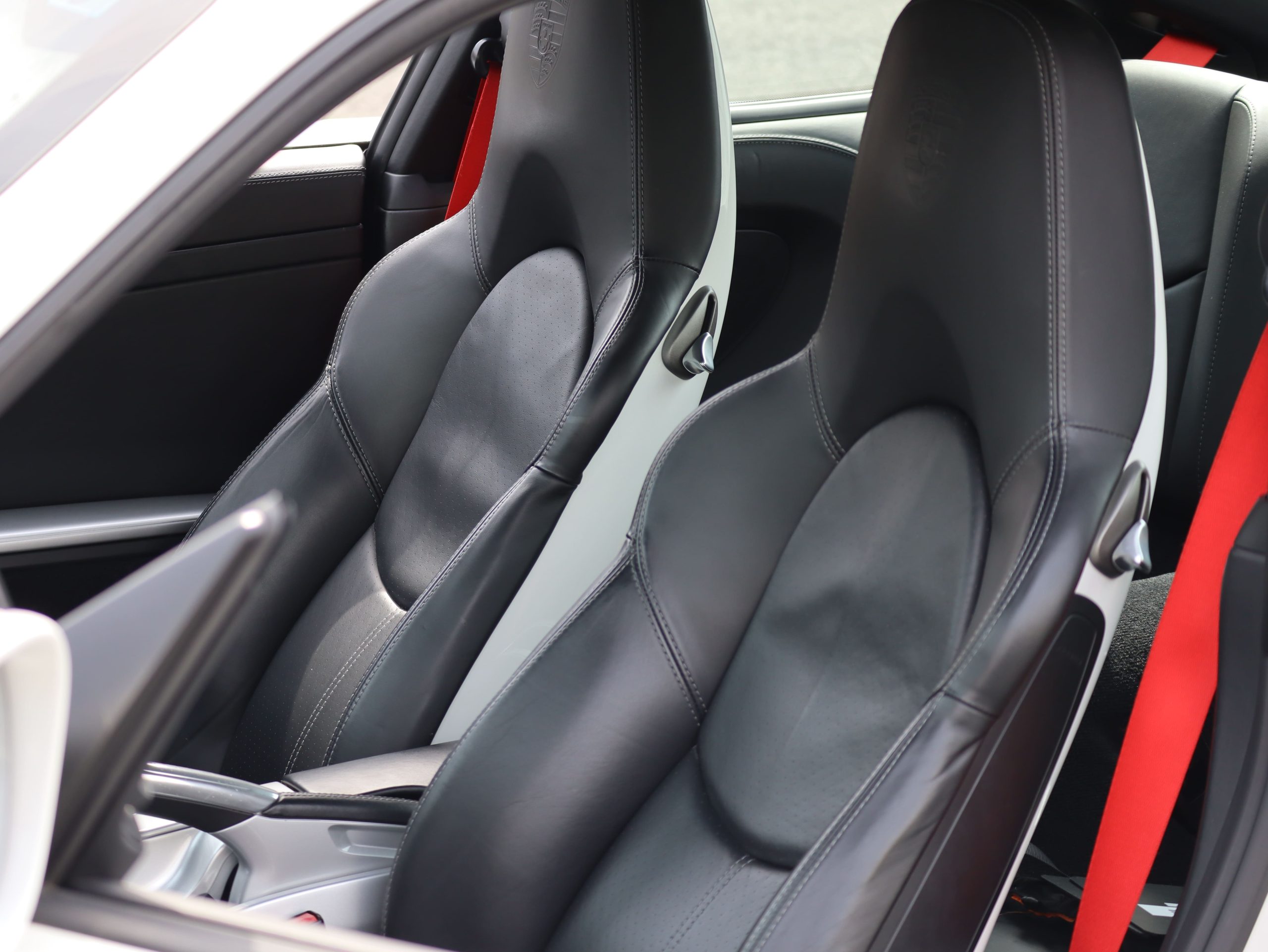 ポルシェ911カレラGTS（Type997.2）PDK<br>カップエアロキット<br>レザー&アルミニウムルックインテリア<br>スポーツエグゾーストシステム