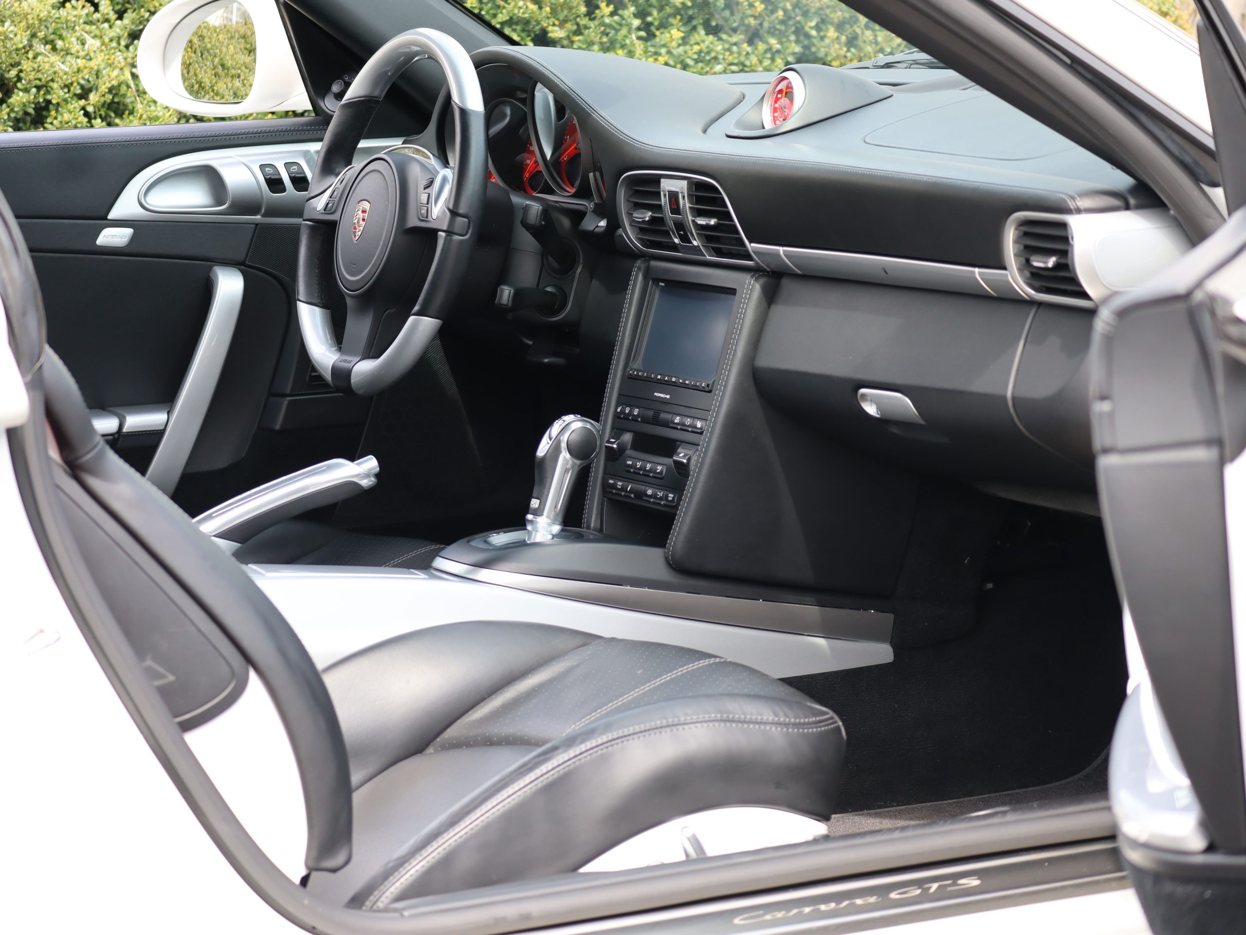 ポルシェ911カレラGTS（Type997.2）PDK<br>カップエアロキット<br>レザー&アルミニウムルックインテリア<br>スポーツエグゾーストシステム