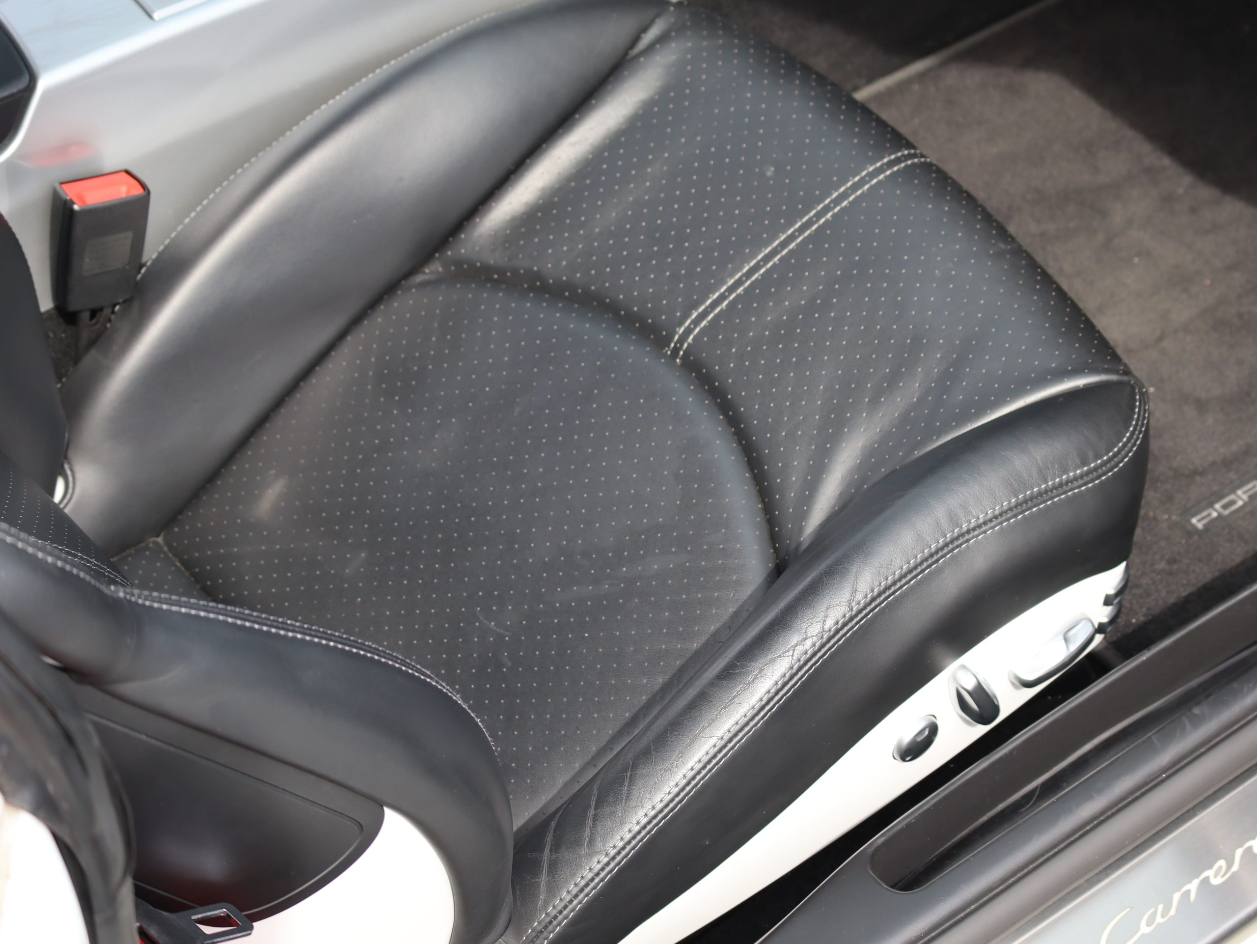 ポルシェ911カレラGTS（Type997.2）PDK<br>カップエアロキット<br>レザー&アルミニウムルックインテリア<br>スポーツエグゾーストシステム