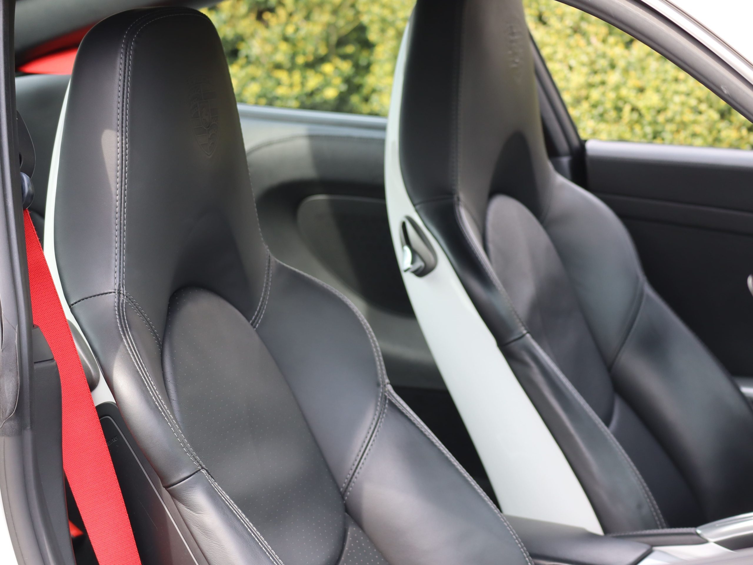 ポルシェ911カレラGTS（Type997.2）PDK<br>カップエアロキット<br>レザー&アルミニウムルックインテリア<br>スポーツエグゾーストシステム