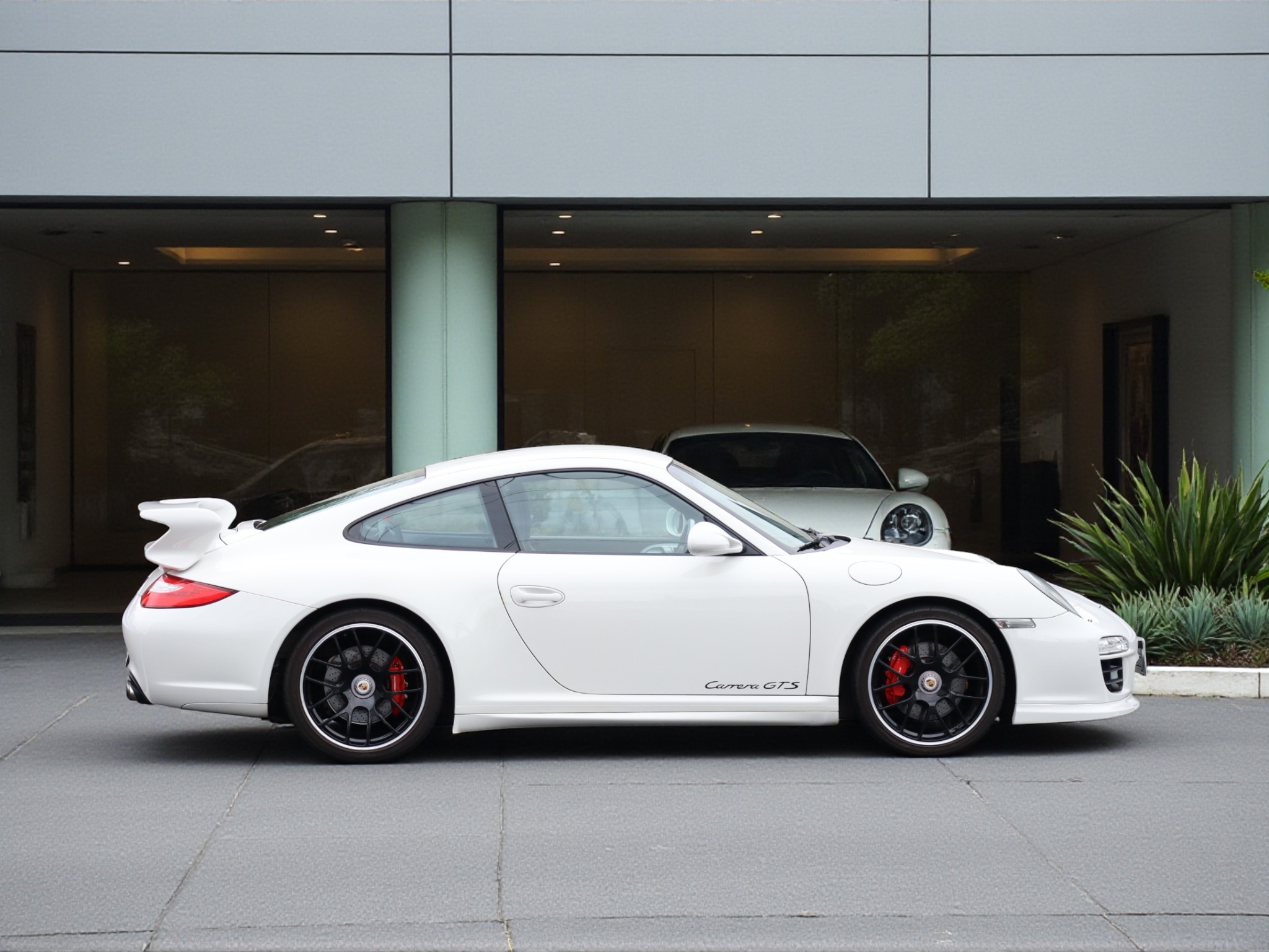 ポルシェ911カレラGTS(Type997.2)PDK<br>純正カップエアロキット<br>レザー&アルミニウムルックインテリア<br>スポーツエグゾーストシステム