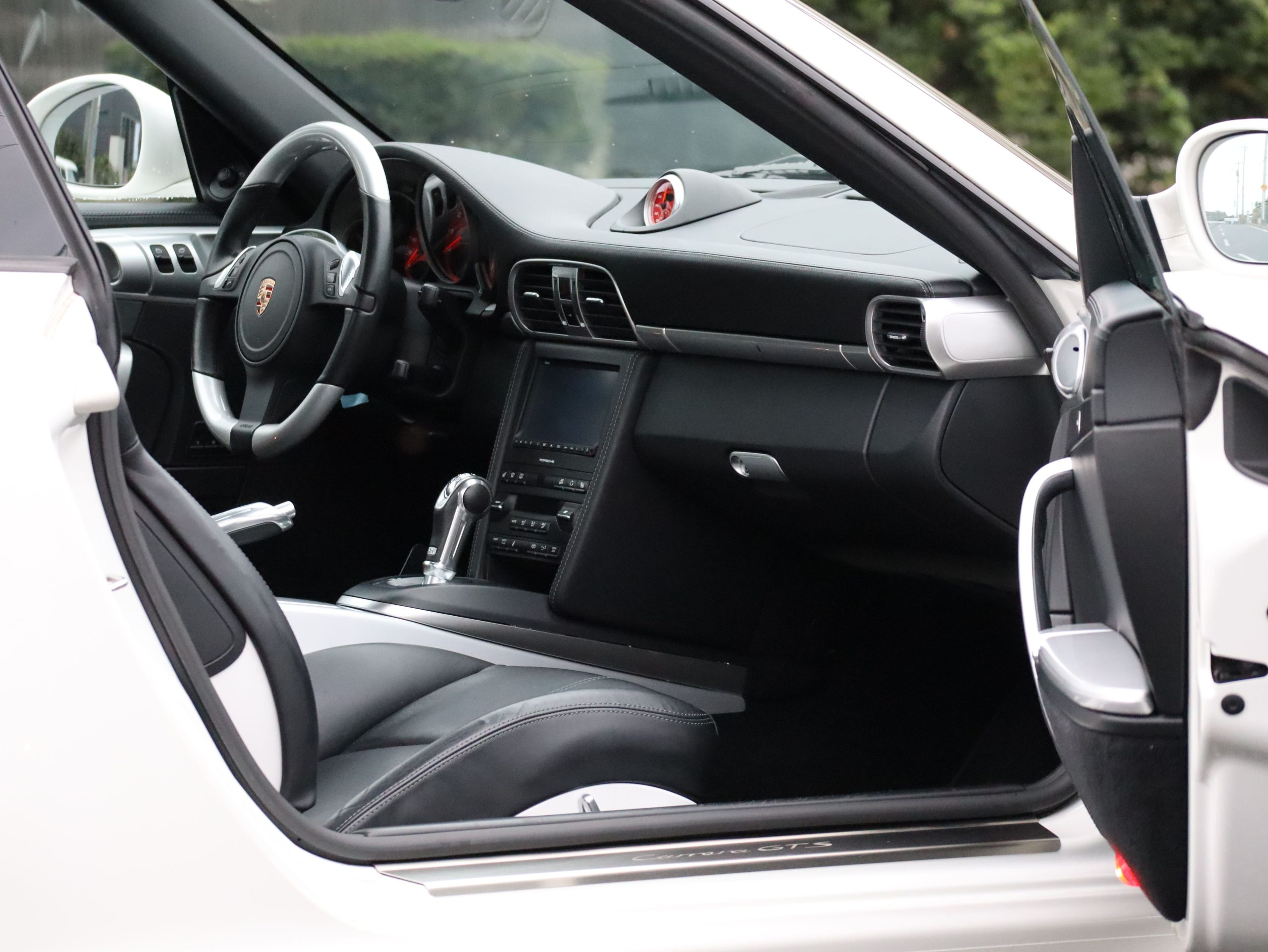 ポルシェ911カレラGTS(Type997.2)PDK<br>純正カップエアロキット<br>レザー&アルミニウムルックインテリア<br>スポーツエグゾーストシステム