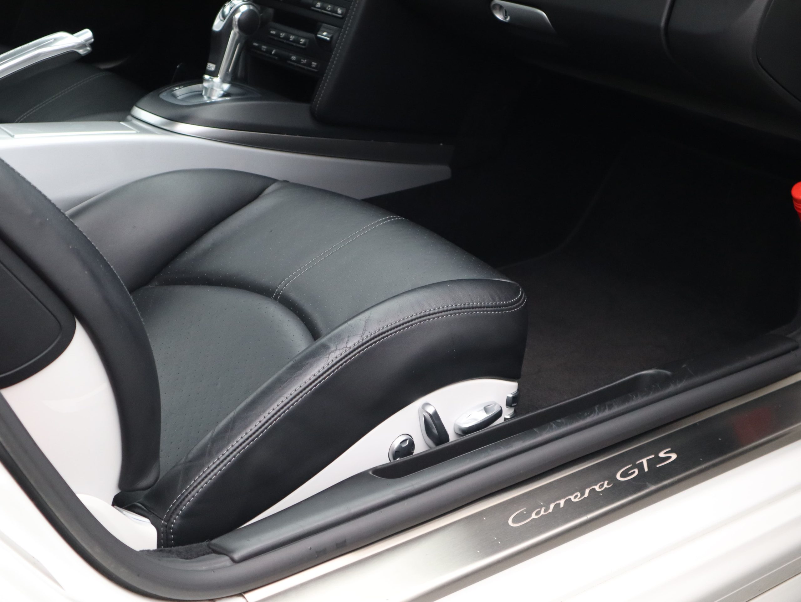 ポルシェ911カレラGTS(Type997.2)PDK<br>純正カップエアロキット<br>レザー&アルミニウムルックインテリア<br>スポーツエグゾーストシステム