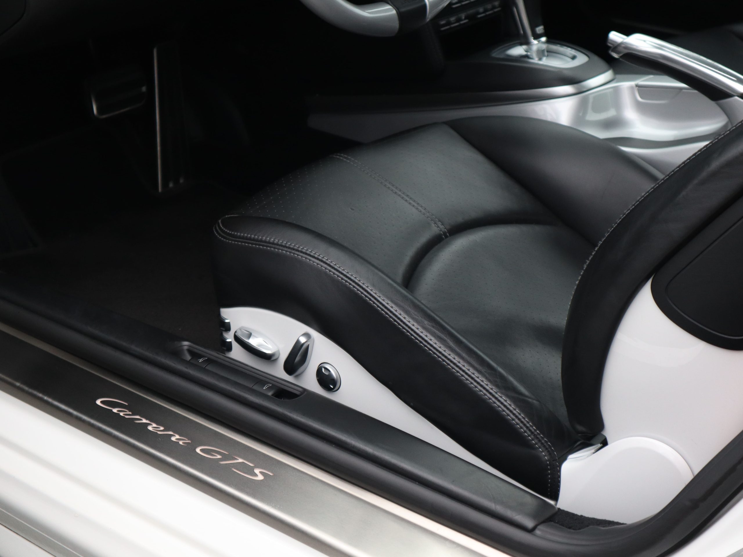 ポルシェ911カレラGTS(Type997.2)PDK<br>純正カップエアロキット<br>レザー&アルミニウムルックインテリア<br>スポーツエグゾーストシステム