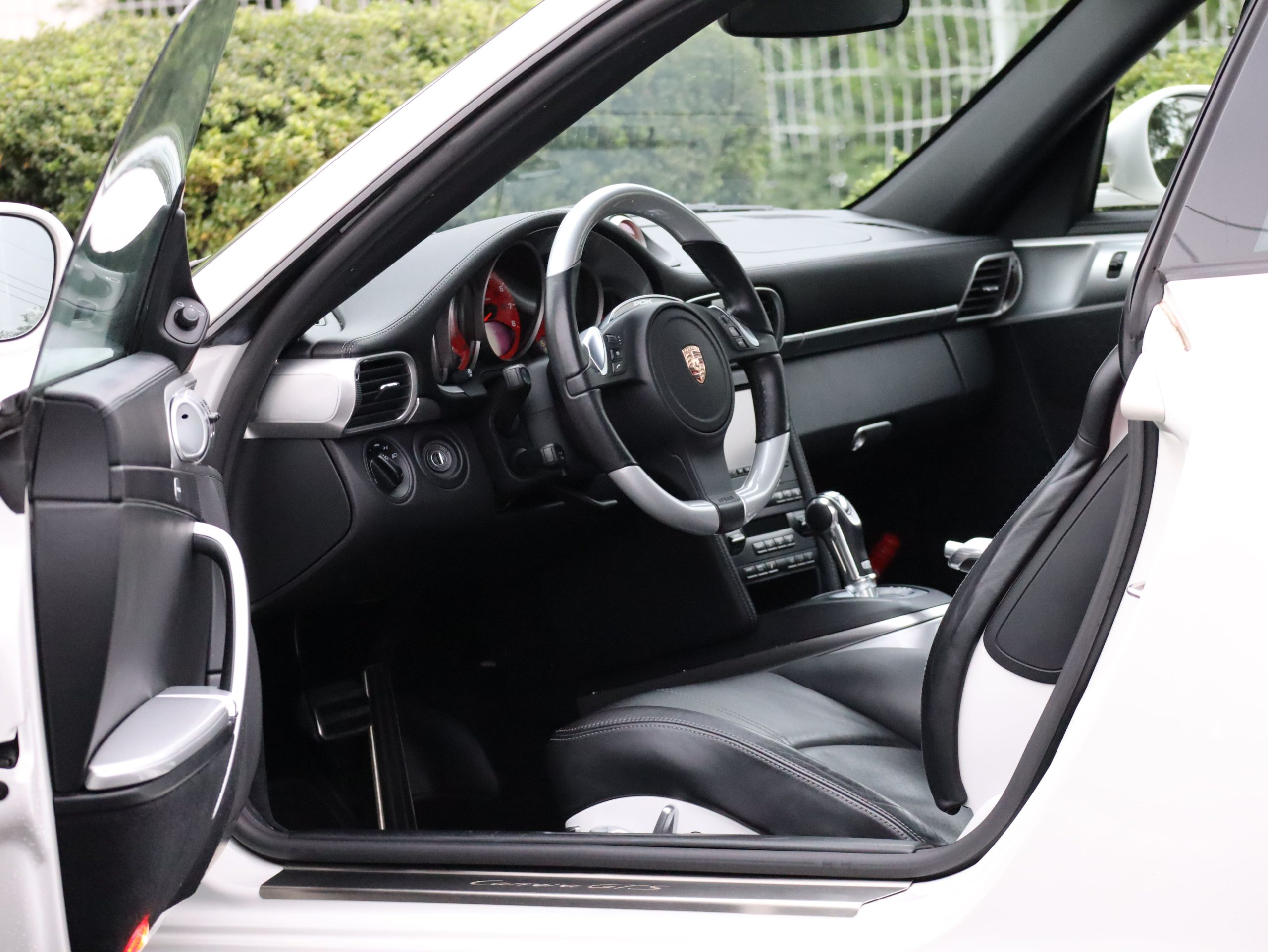 ポルシェ911カレラGTS(Type997.2)PDK<br>純正カップエアロキット<br>レザー&アルミニウムルックインテリア<br>スポーツエグゾーストシステム