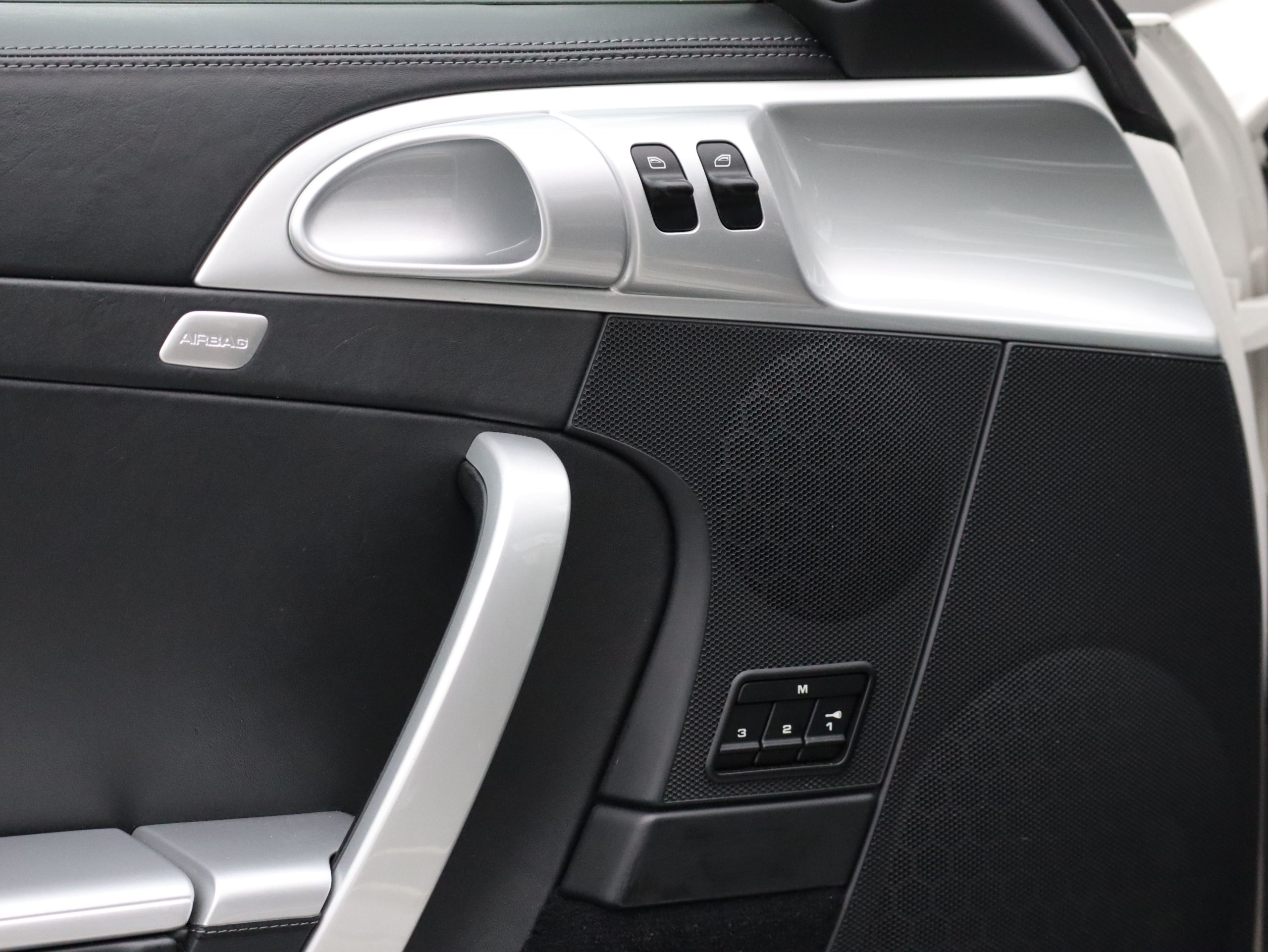 ポルシェ911カレラGTS(Type997.2)PDK<br>純正カップエアロキット<br>レザー&アルミニウムルックインテリア<br>スポーツエグゾーストシステム